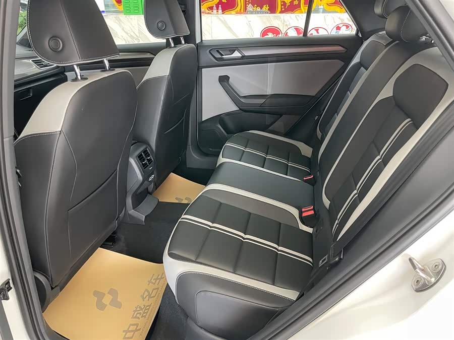 Volkswagen T-Roc 2024 car image #15