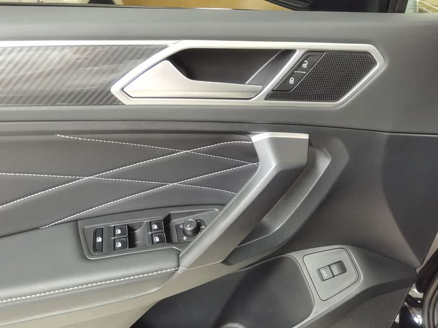 Volkswagen Tiguan L 2023 car image #15