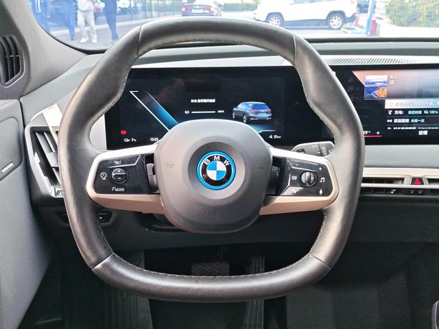 BMW iX 2023 immagine di auto #15
