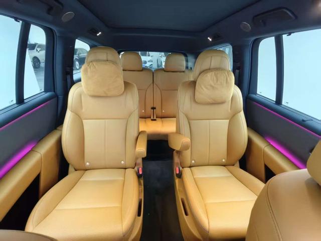 Li i8 2025 image de voiture #15