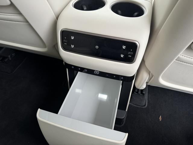 Li i8 2025 image de voiture #15