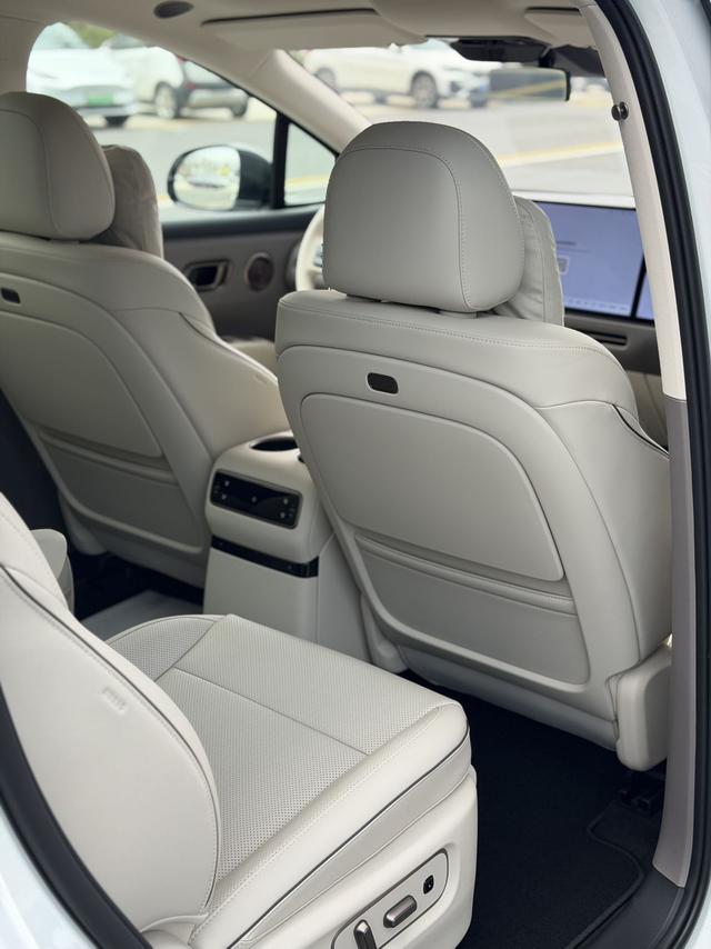 Li i8 2025 image de voiture #15