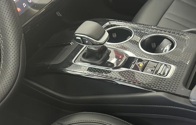 HongQi HS3 PHEV 2025 #15 HongQi HS3 PHEV 2025 car image #15