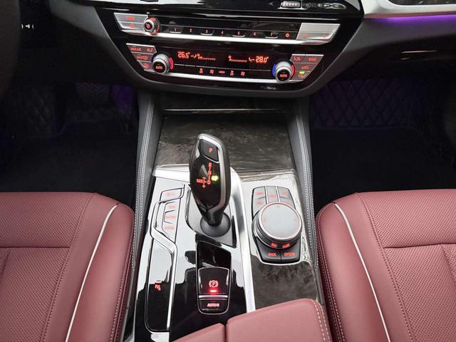 BMW X7 M60i 2022 car image #15