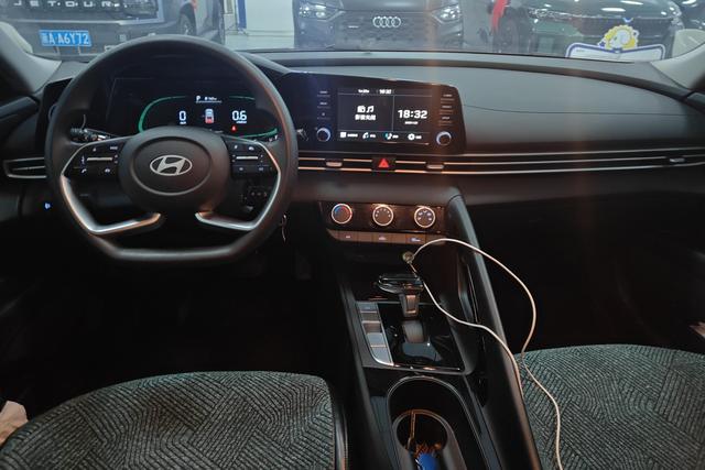 Hyundai Elantra 2025 car image #15