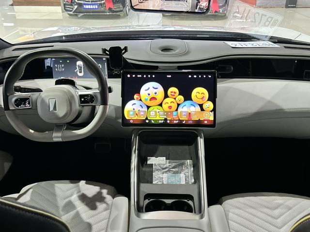 Avatr 11 2023 car image #15