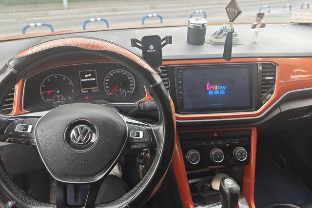 Volkswagen T-Roc 2018 car image #15