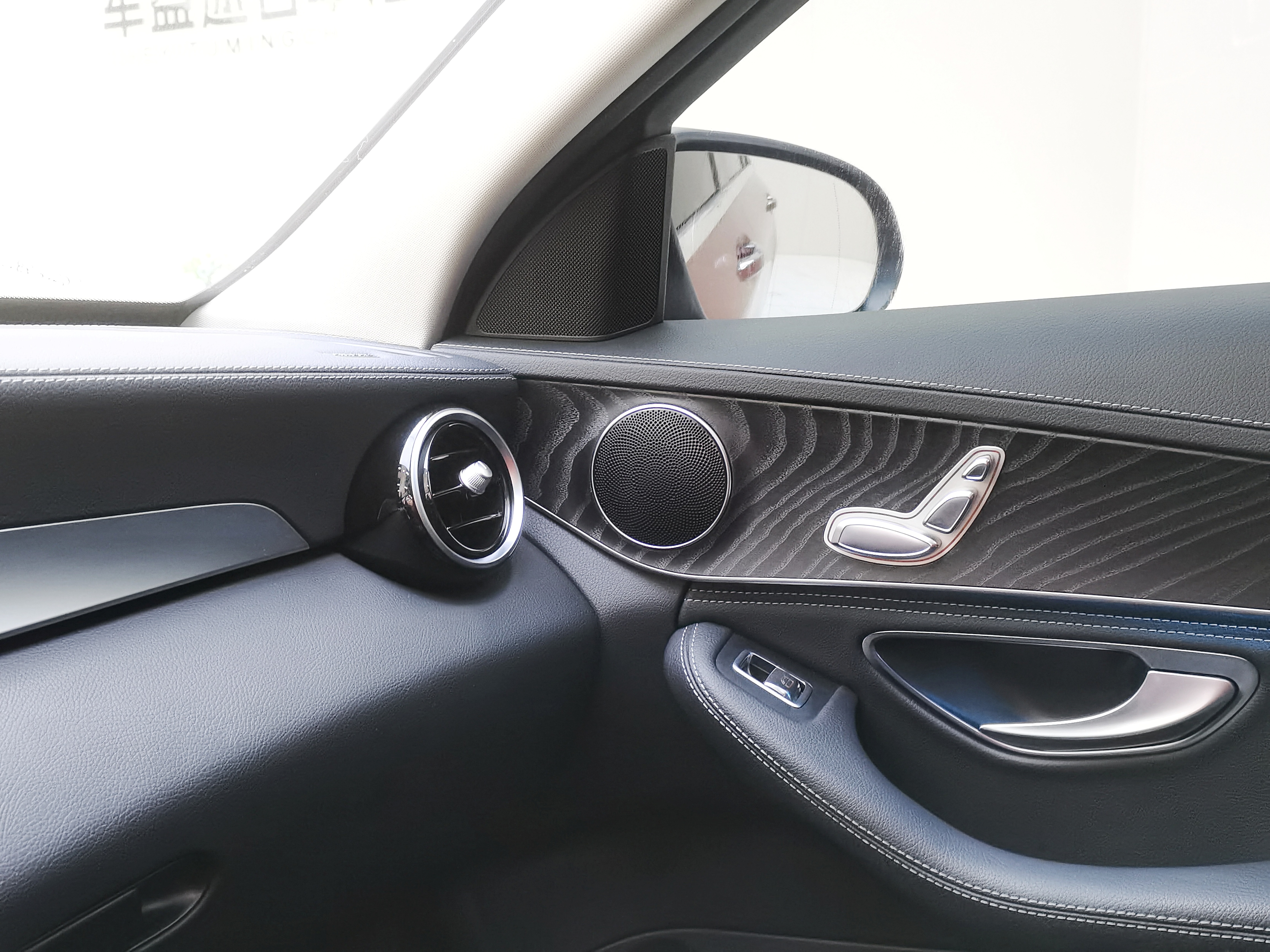 Mercedes-Benz C Class 2018 car image #15