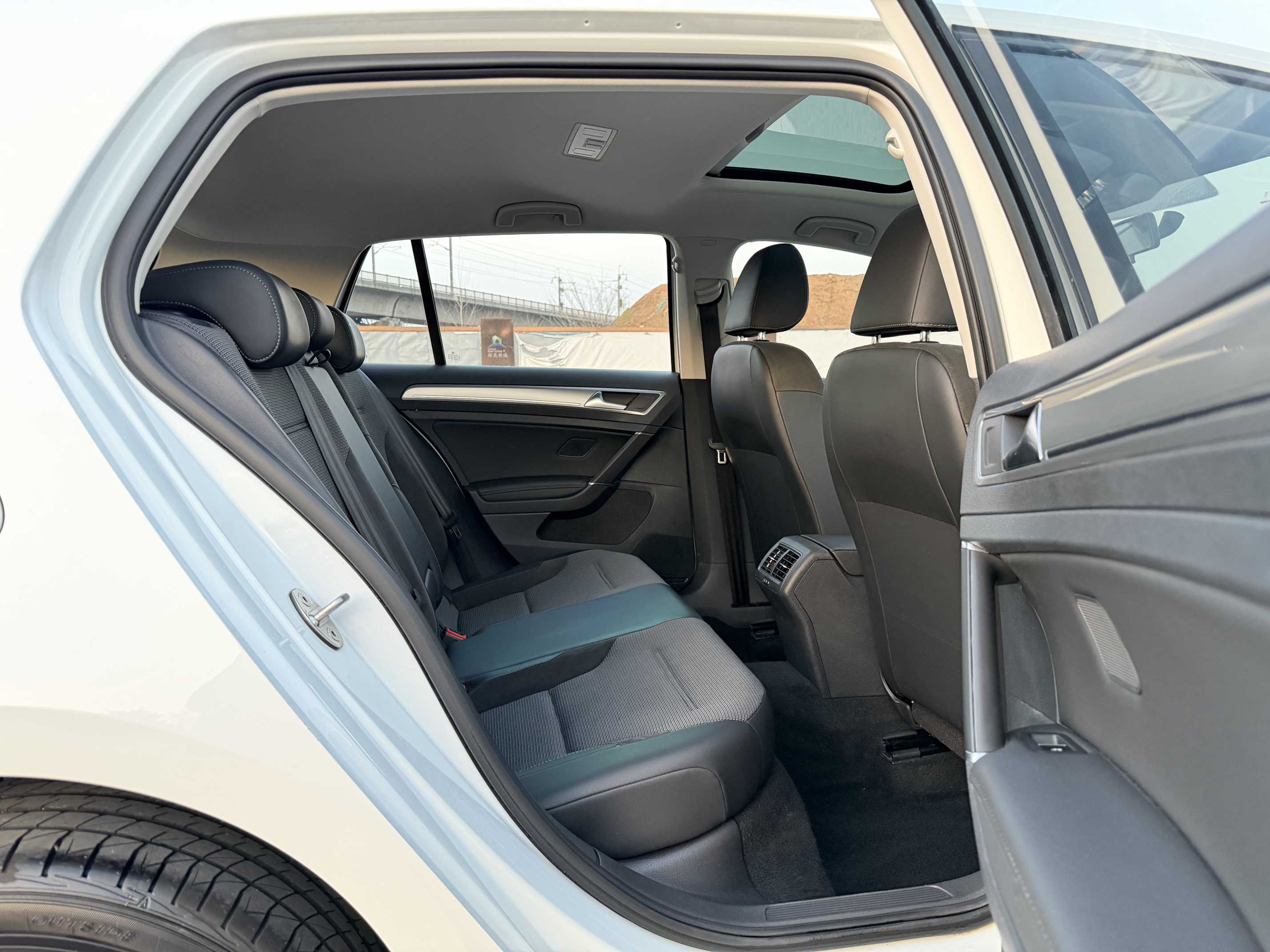 Volkswagen Golf 2018 car image #15