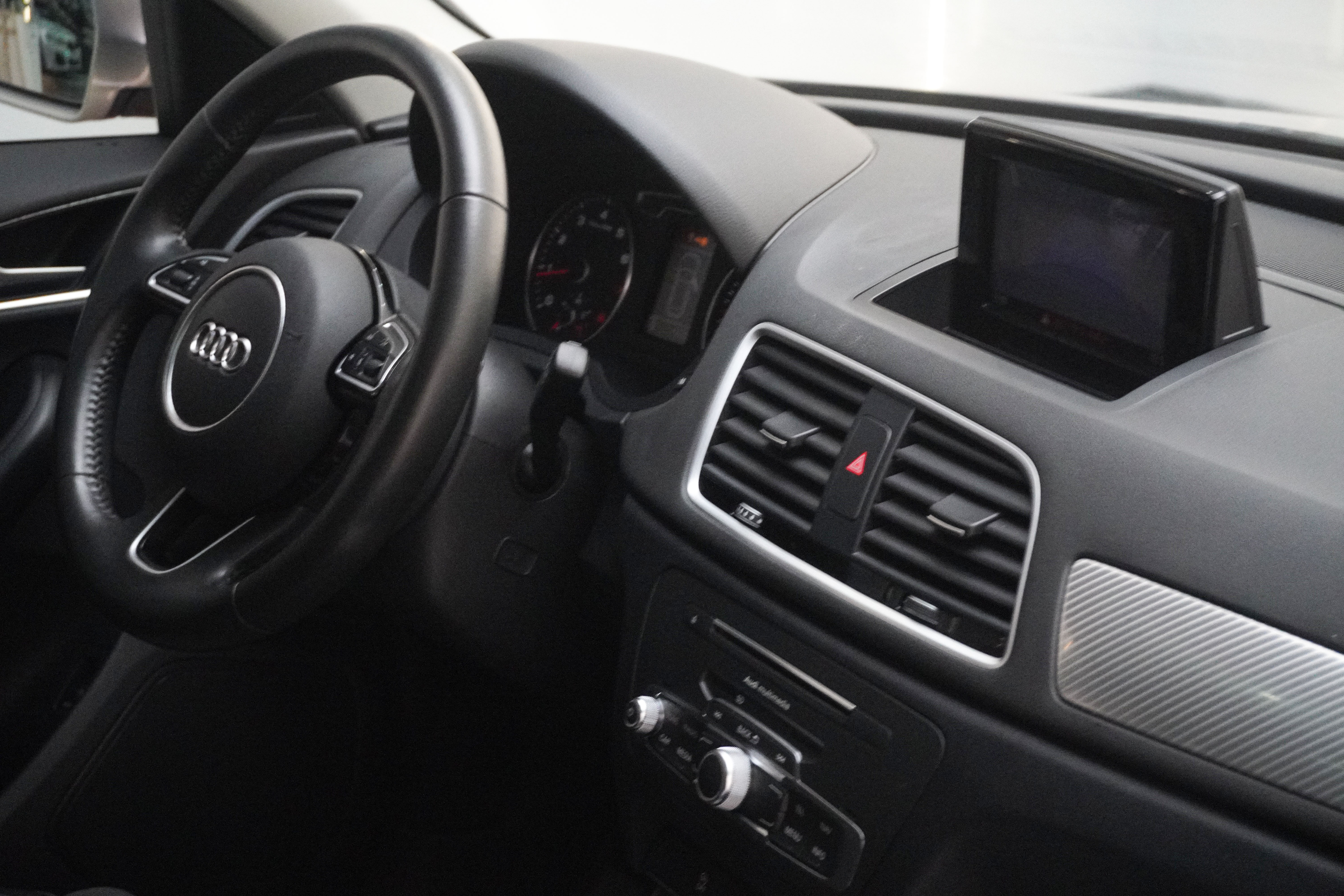 Audi Q3 2018 car image #15