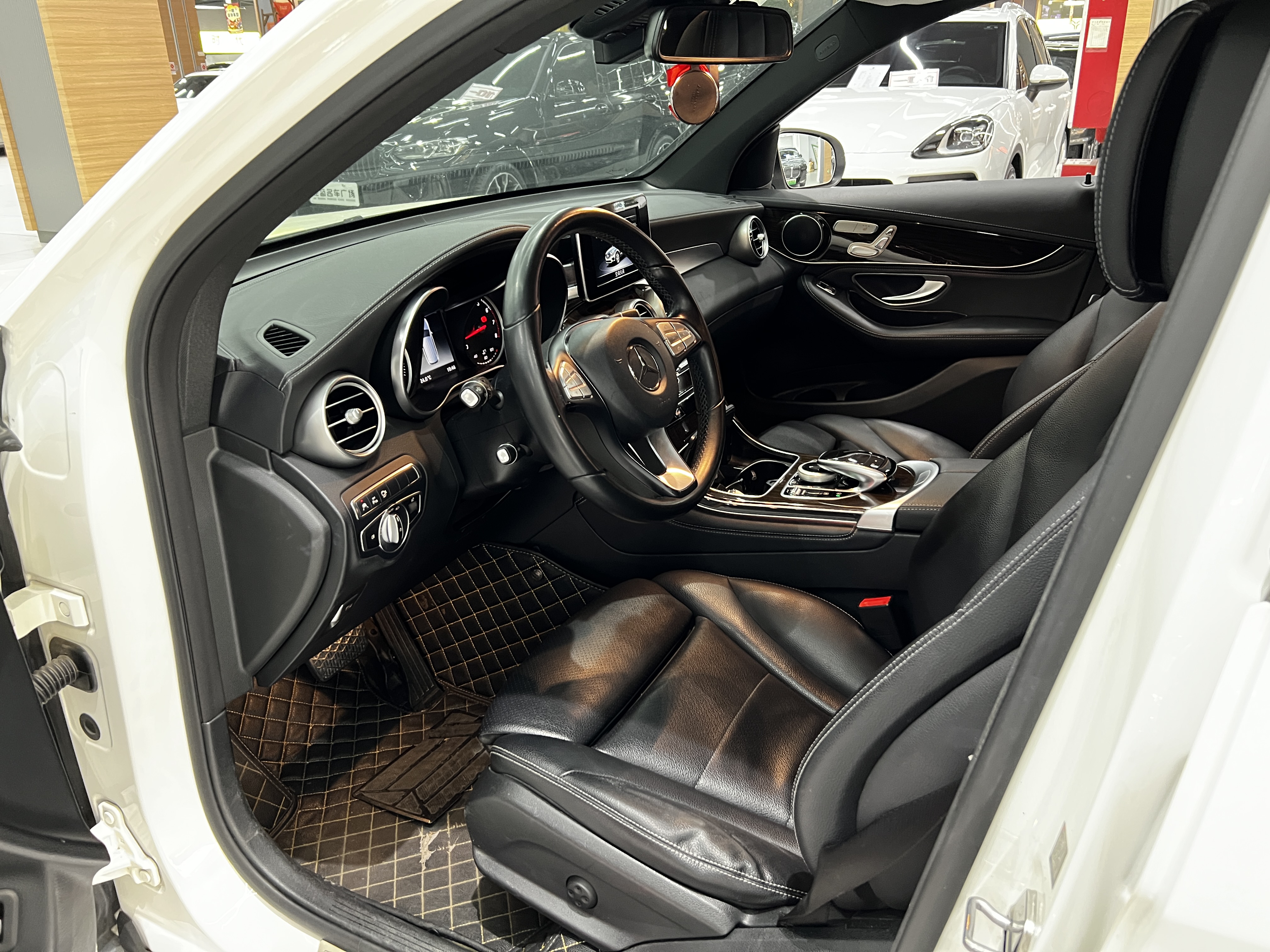 Mercedes-Benz GLC Class 2018 car image #15