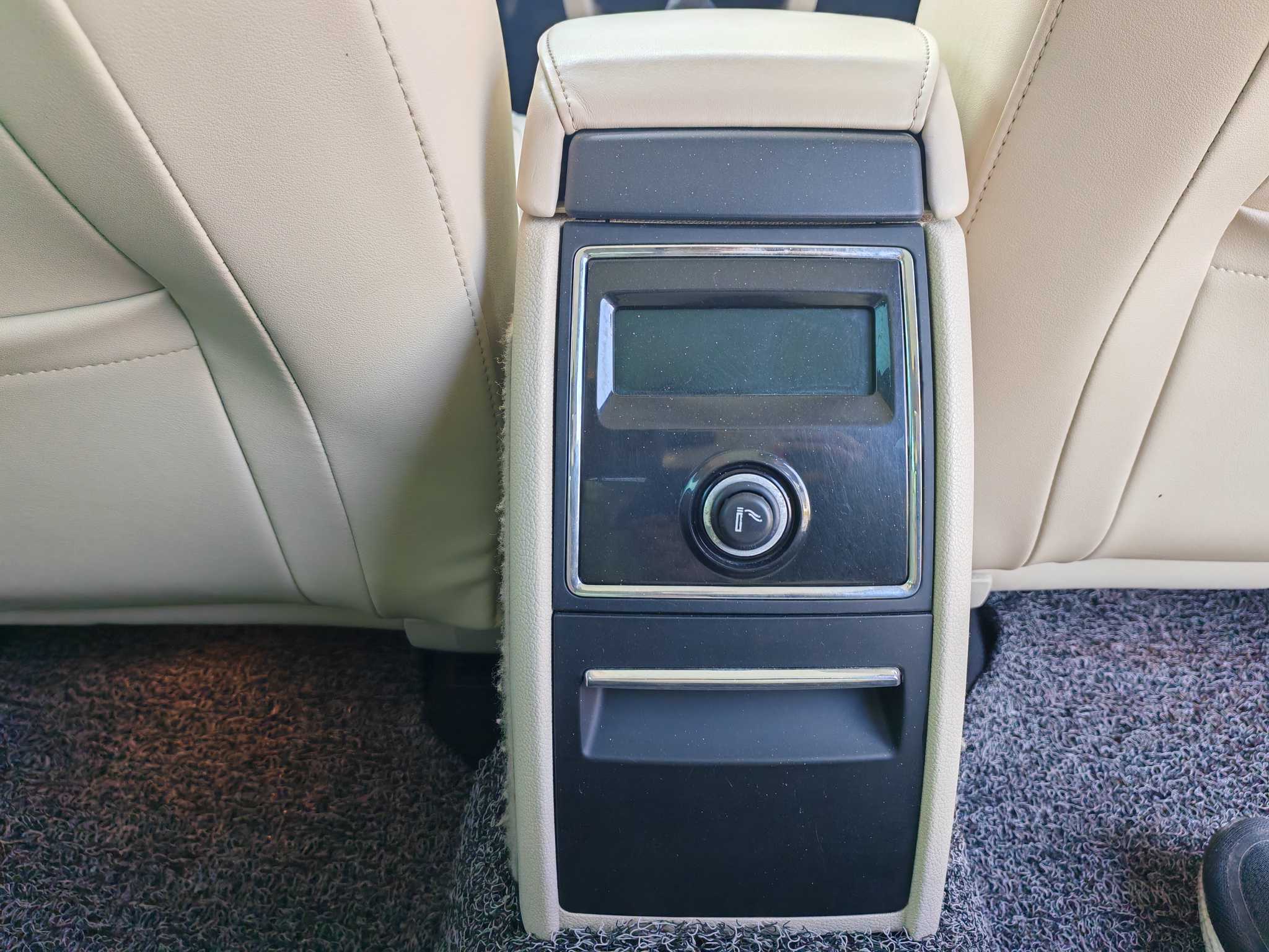 Skoda Superb Combi 2015 car image #15