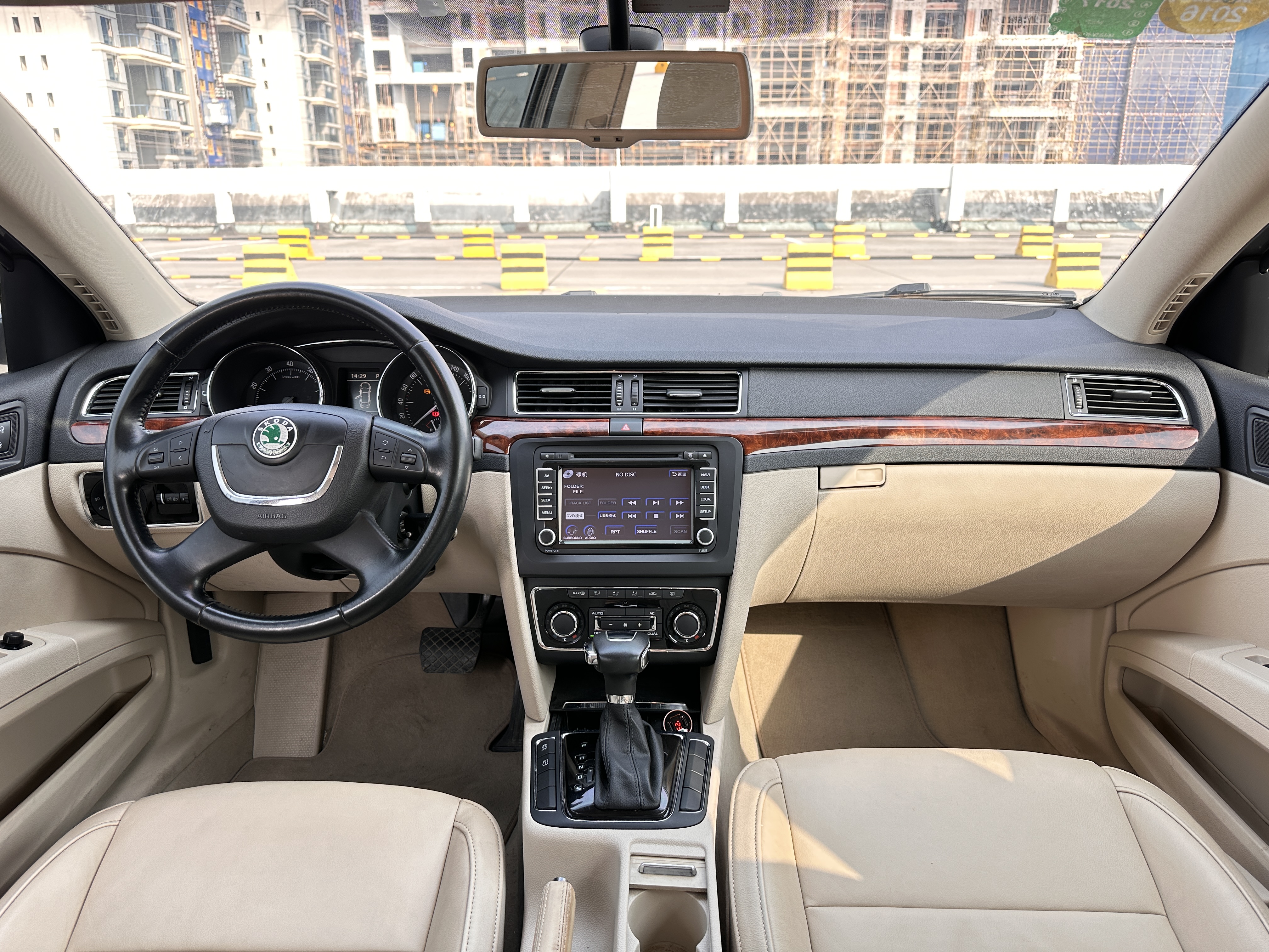 Skoda Superb 2011 car image #15