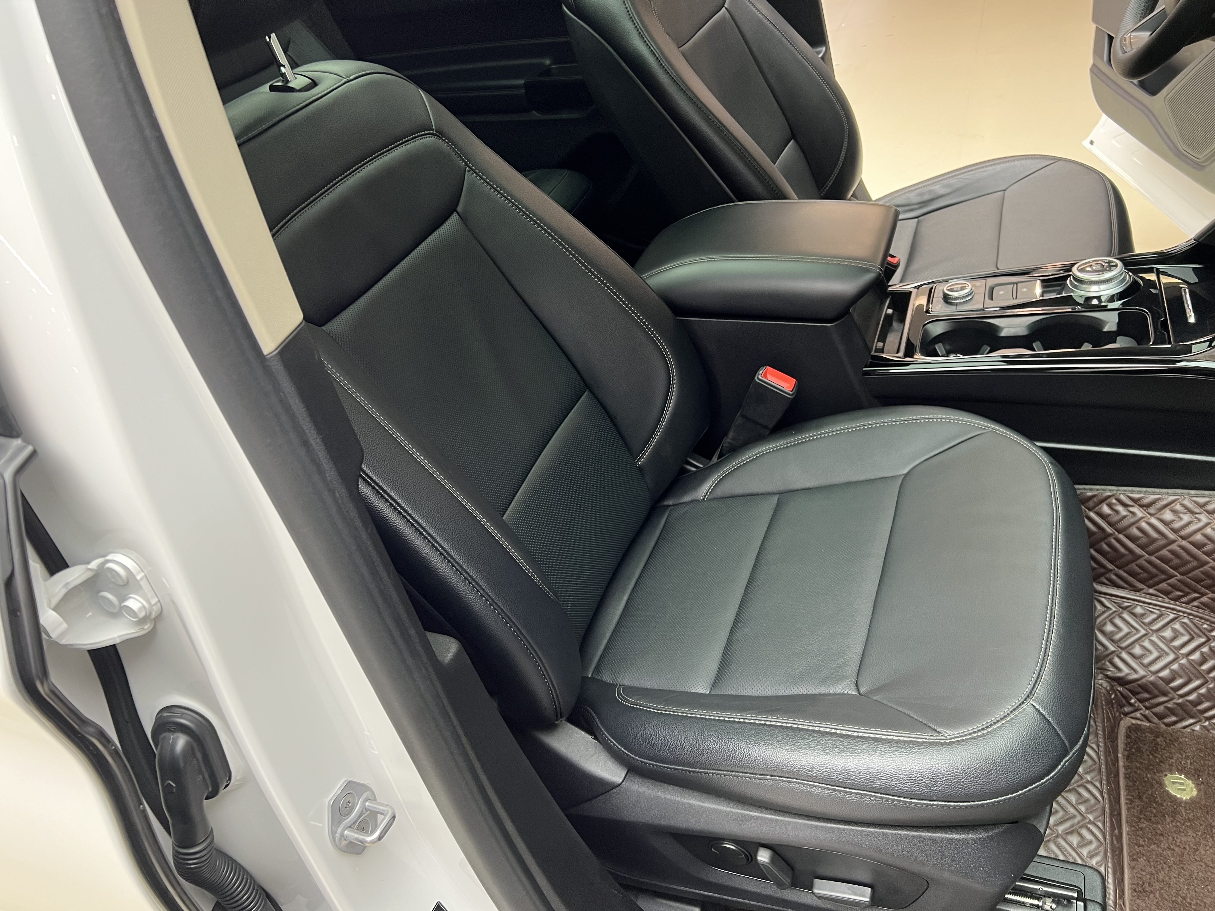 Ford Explorer 2021 car image #15