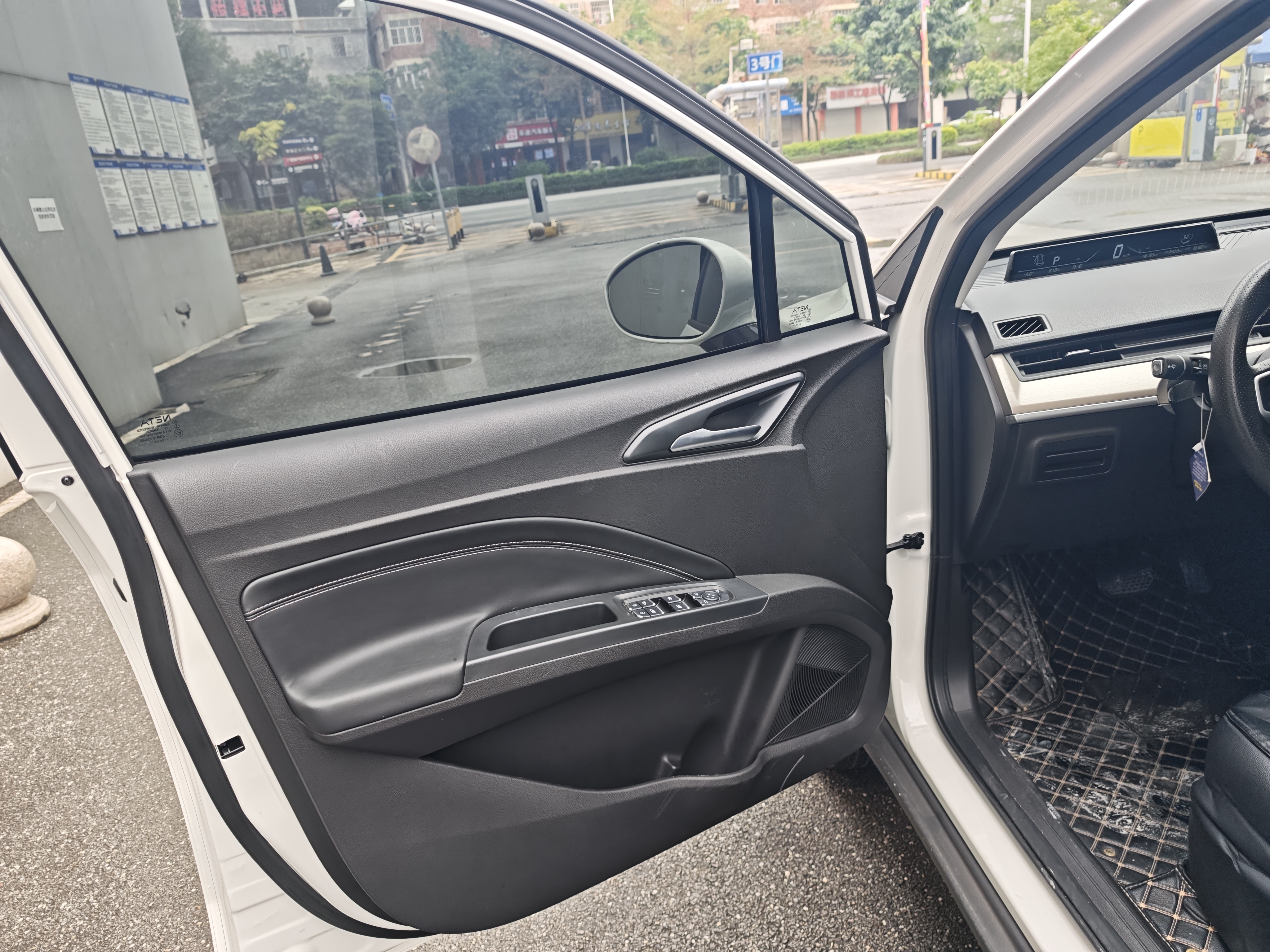 哪吒汽车 哪吒V 2022 #15 哪吒汽车 哪吒V 2022 汽车图片 #15