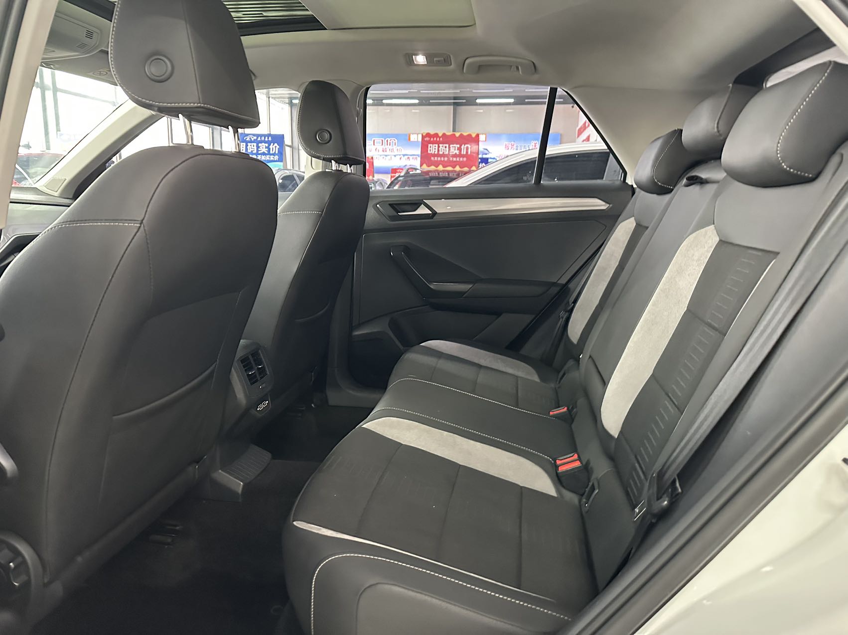 Volkswagen T-Roc 2022 car image #15
