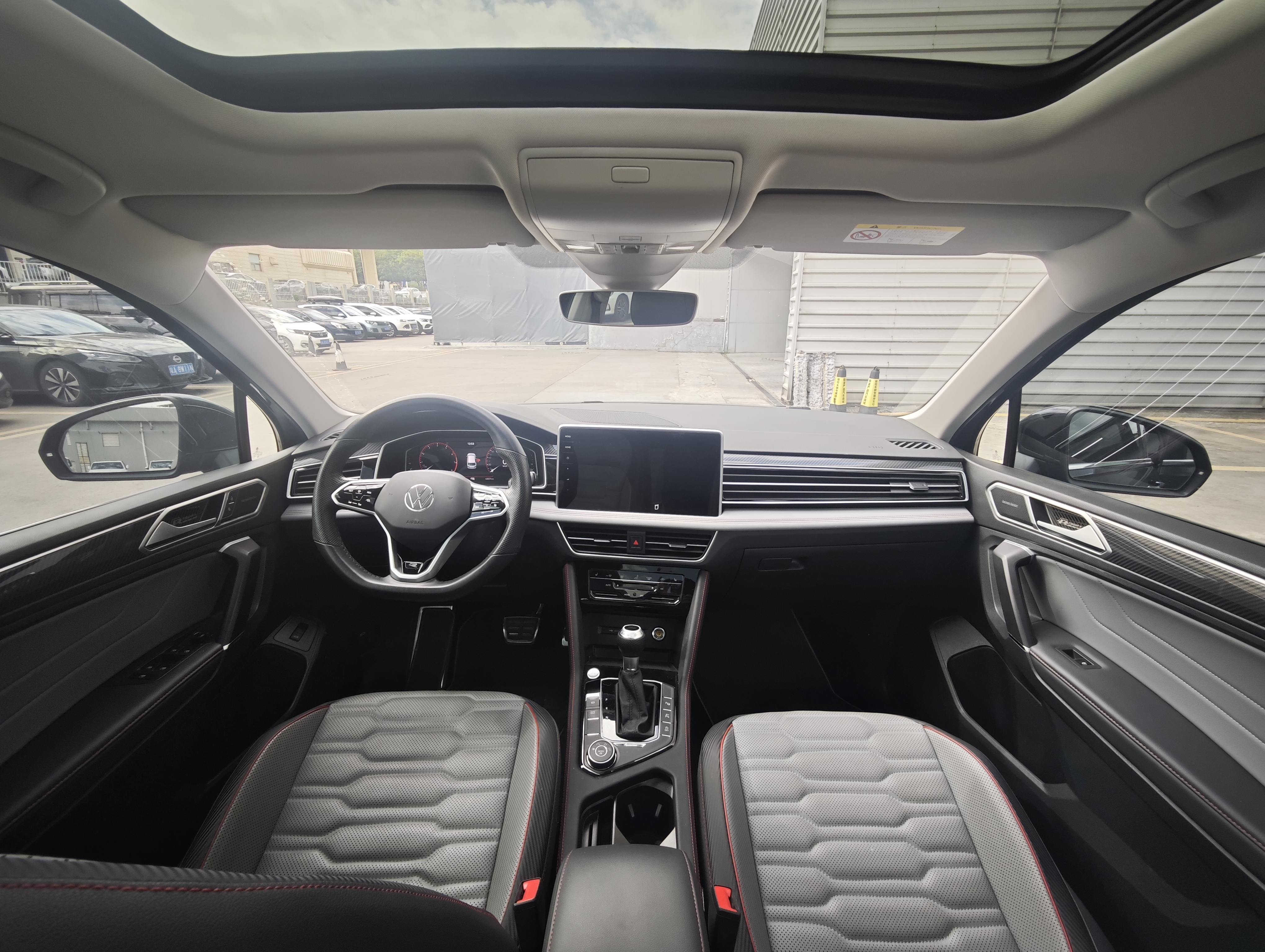 Volkswagen Tiguan L 2022 immagine di auto #15