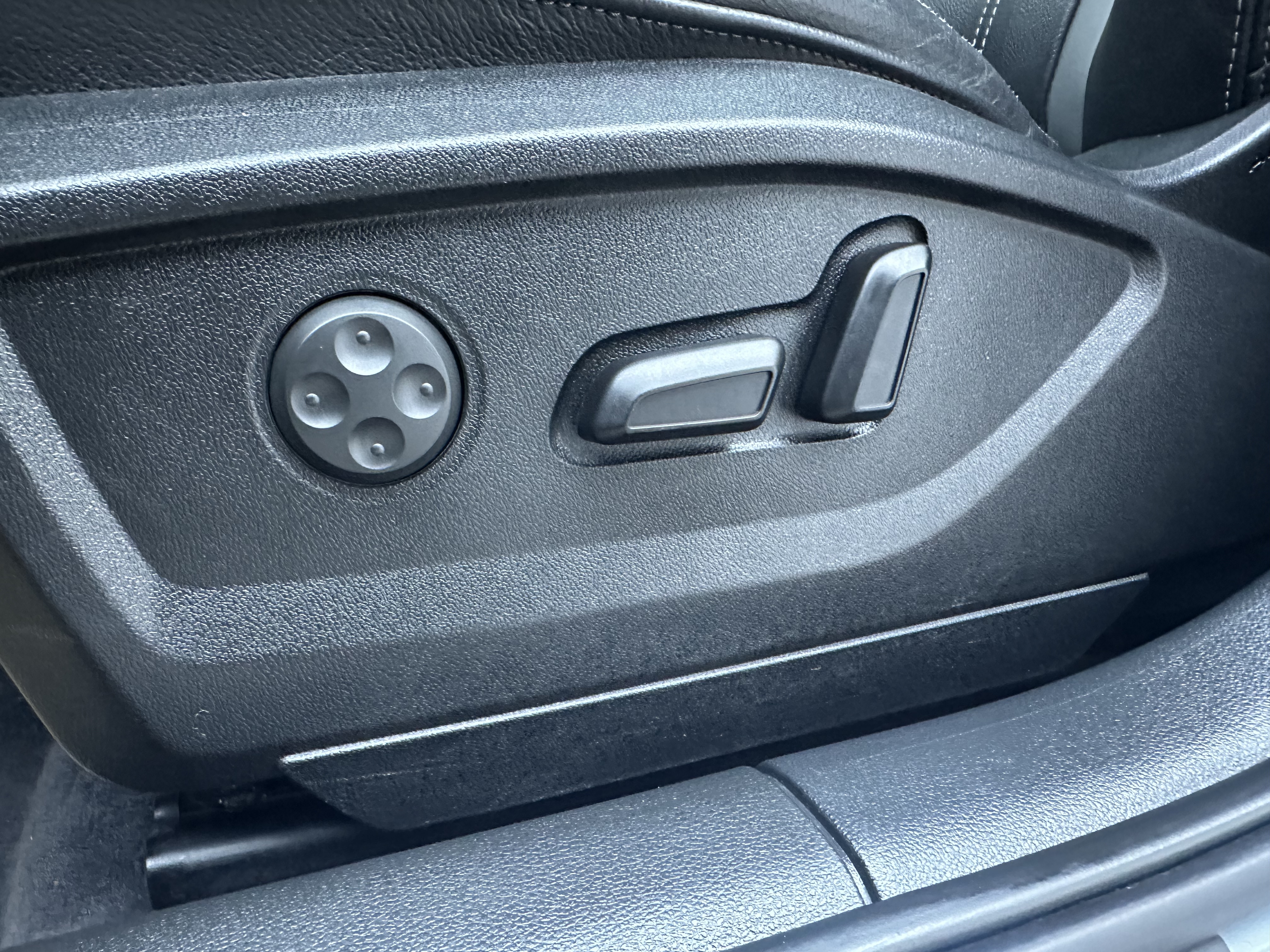 Audi Q2L 2021 car image #15