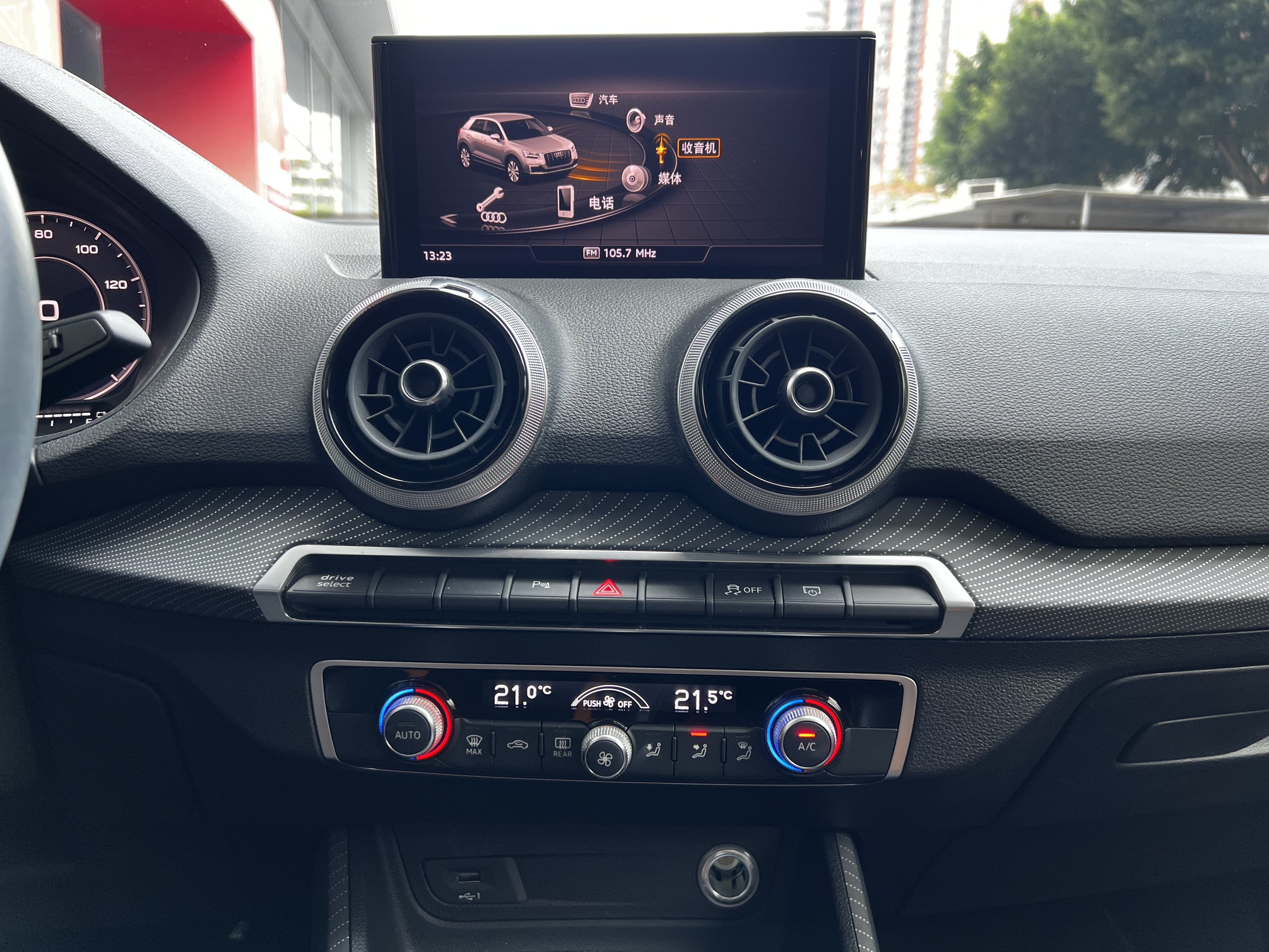 Audi Q2L e-tron 2022 immagine di auto #15