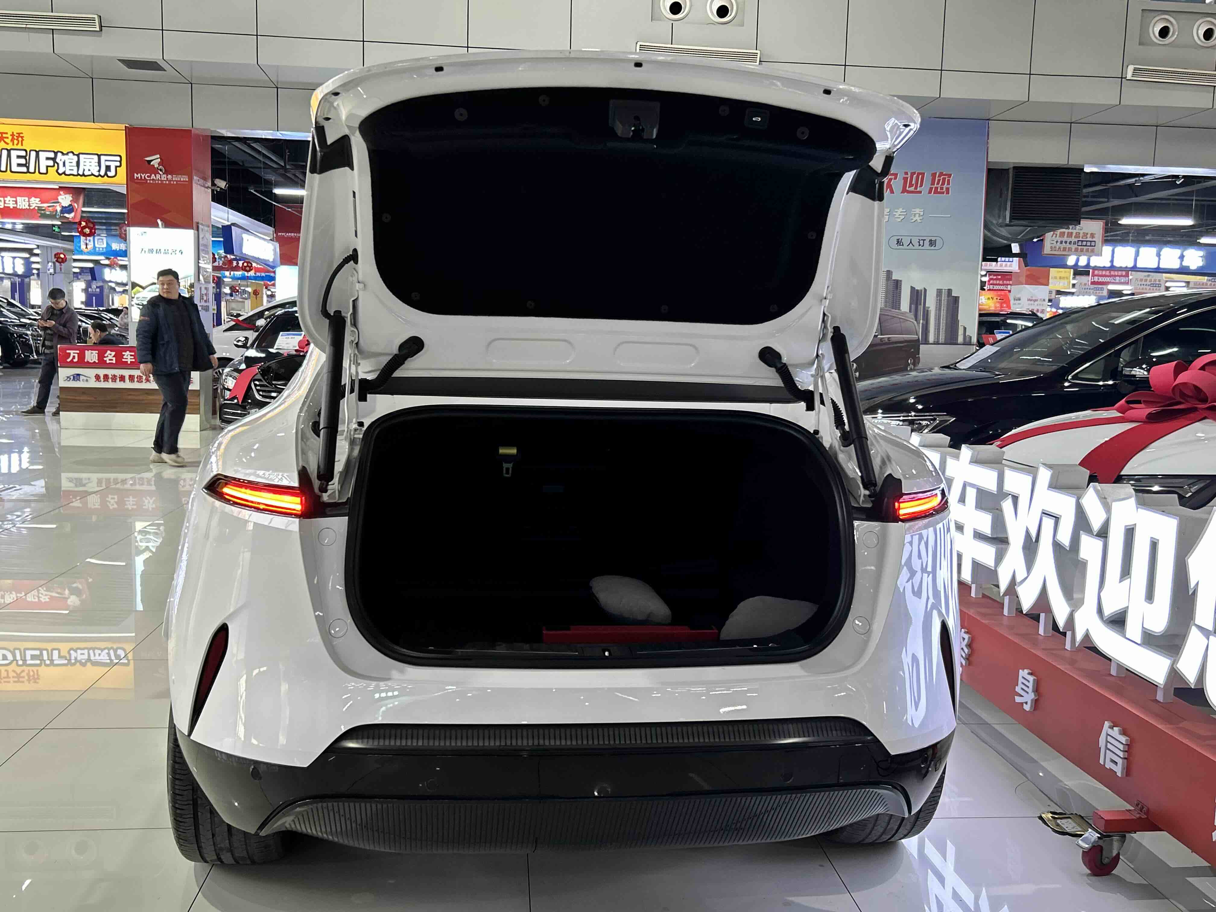 Avatr 11 2023 car image #15