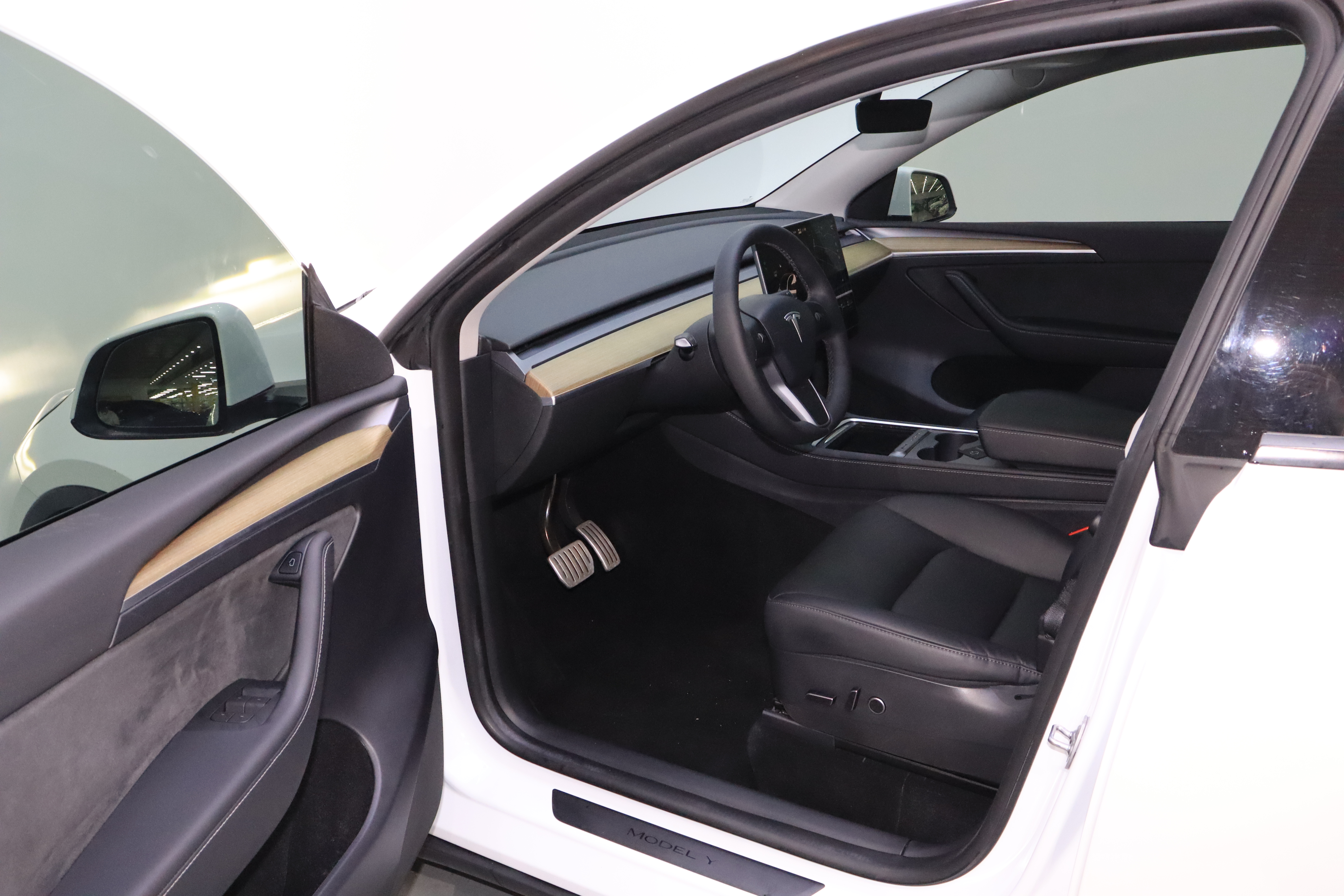 Tesla Model Y 2023 #15 Tesla Model Y 2023 car image #15