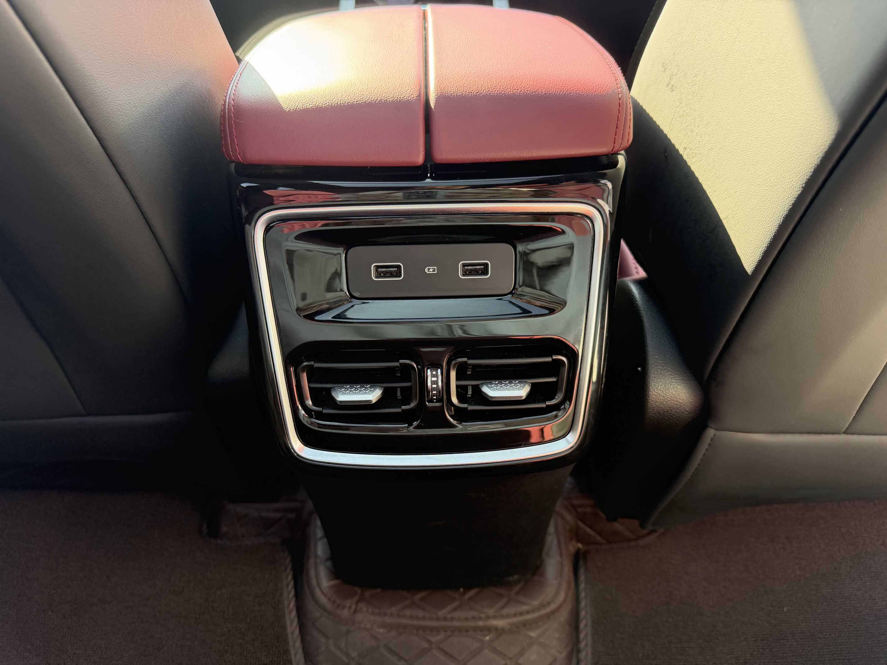 X70 PLUS 2023 car image #15