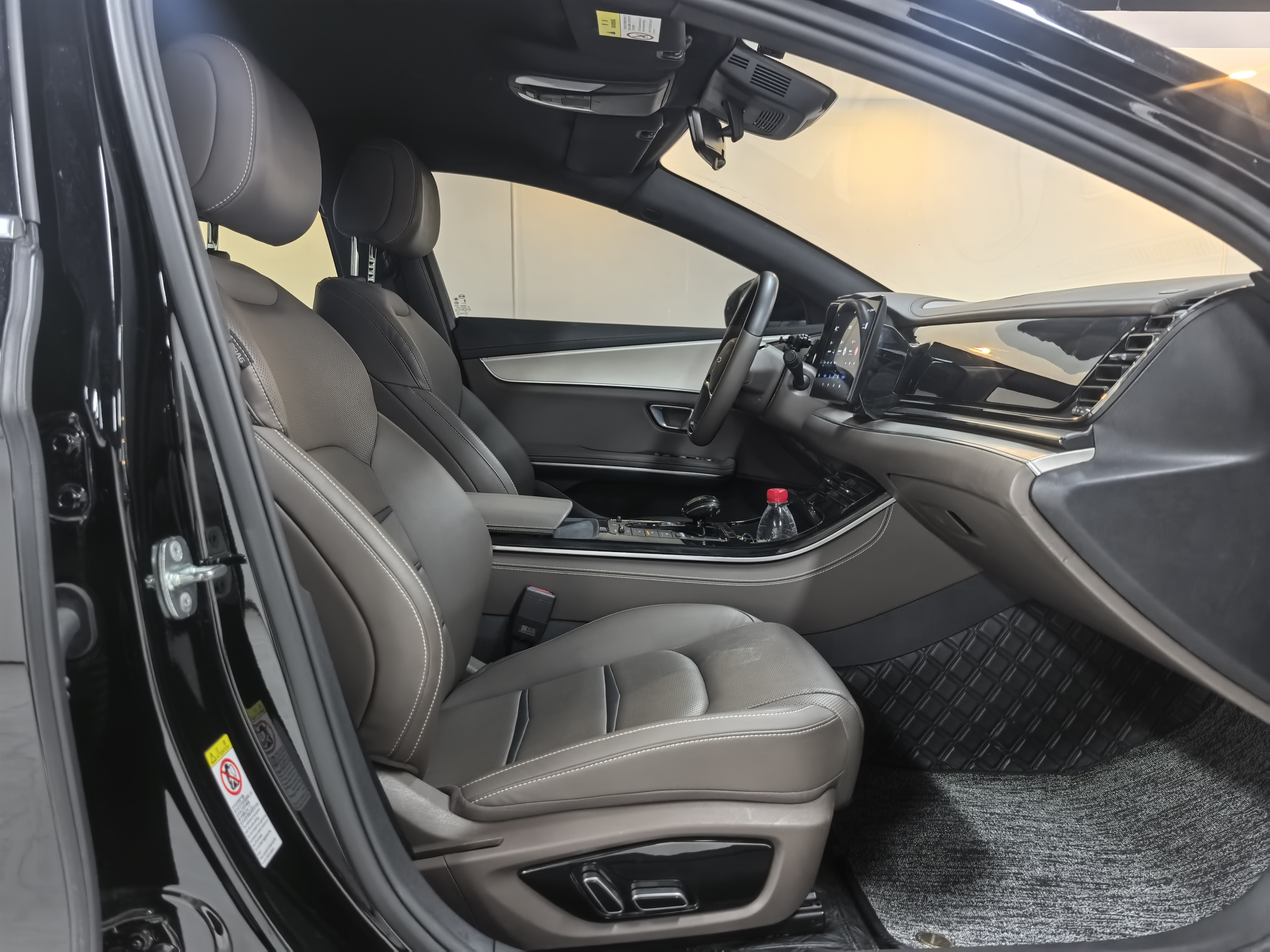 BYD e9 2023 car image #15