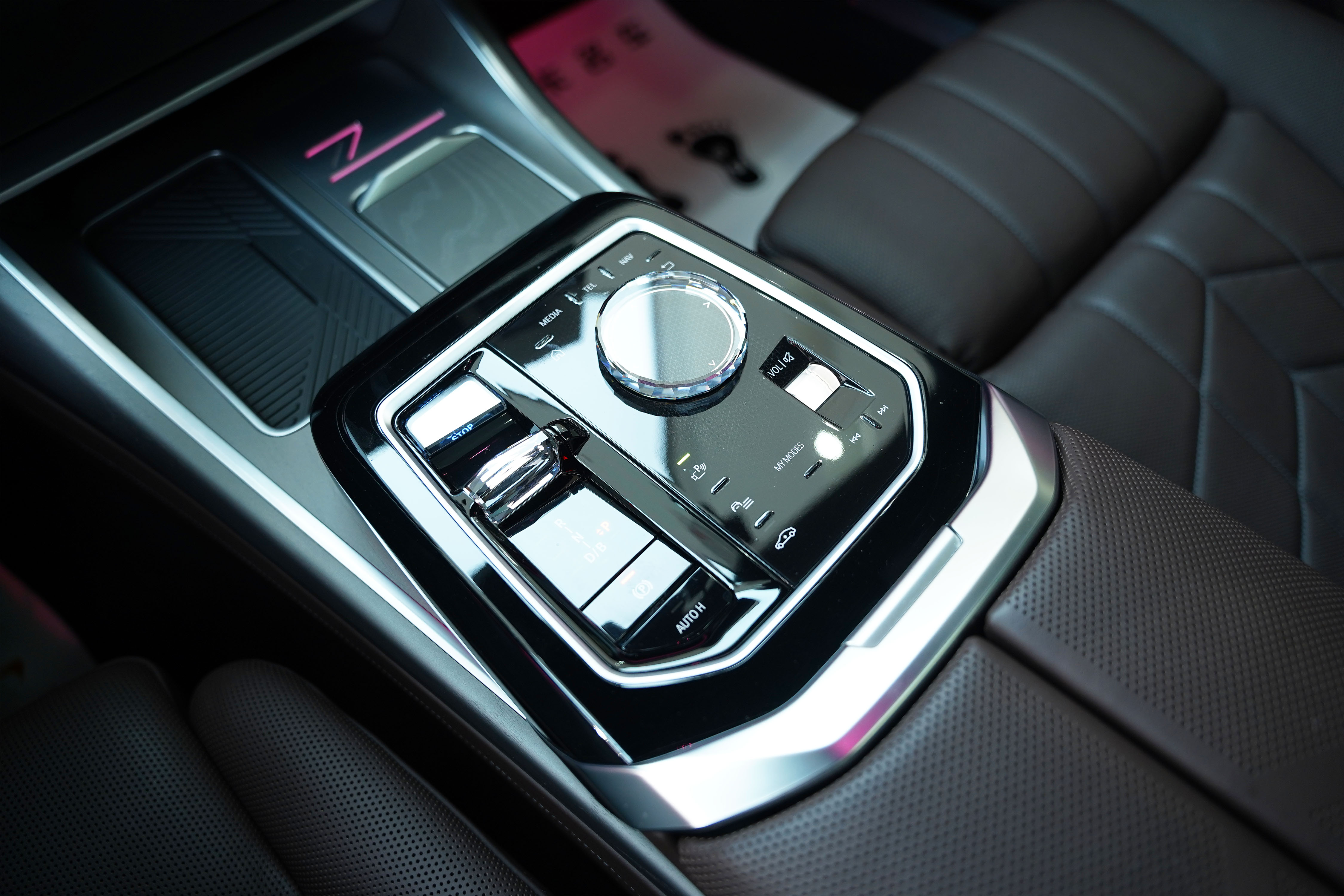 BMW i7 2023 car image #15