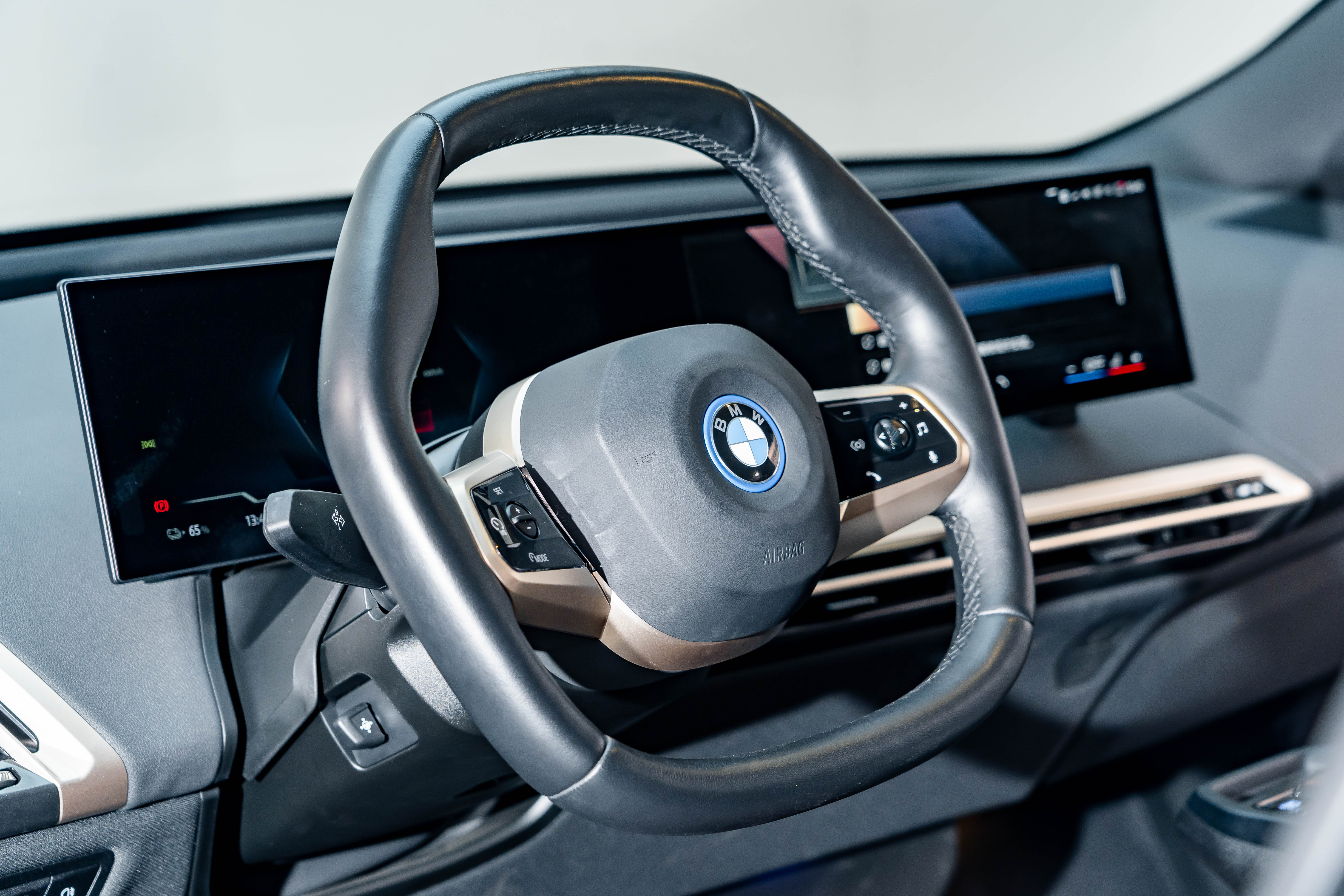 BMW iX 2024 car image #15