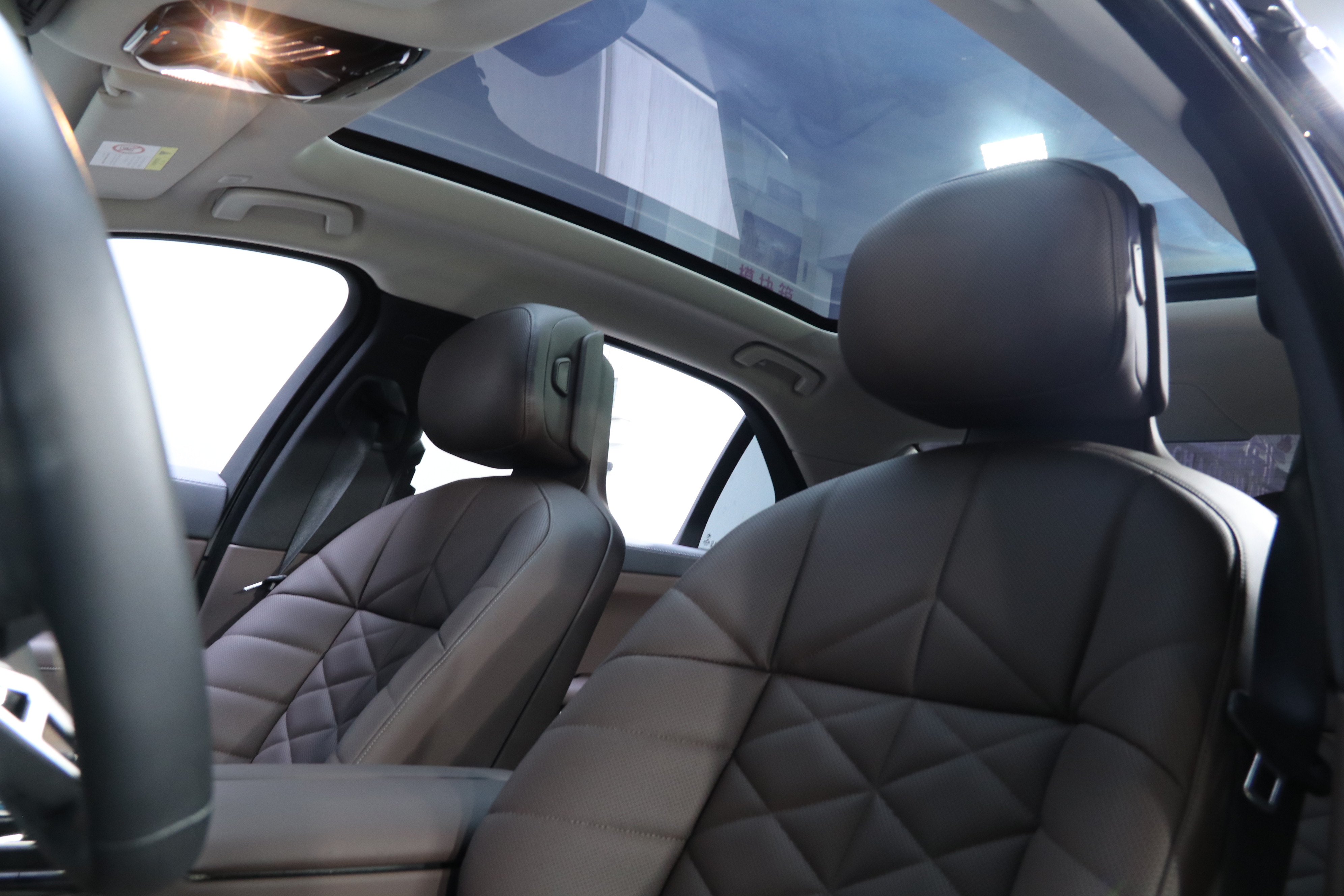 BMW i7 M70L 2024 car image #15