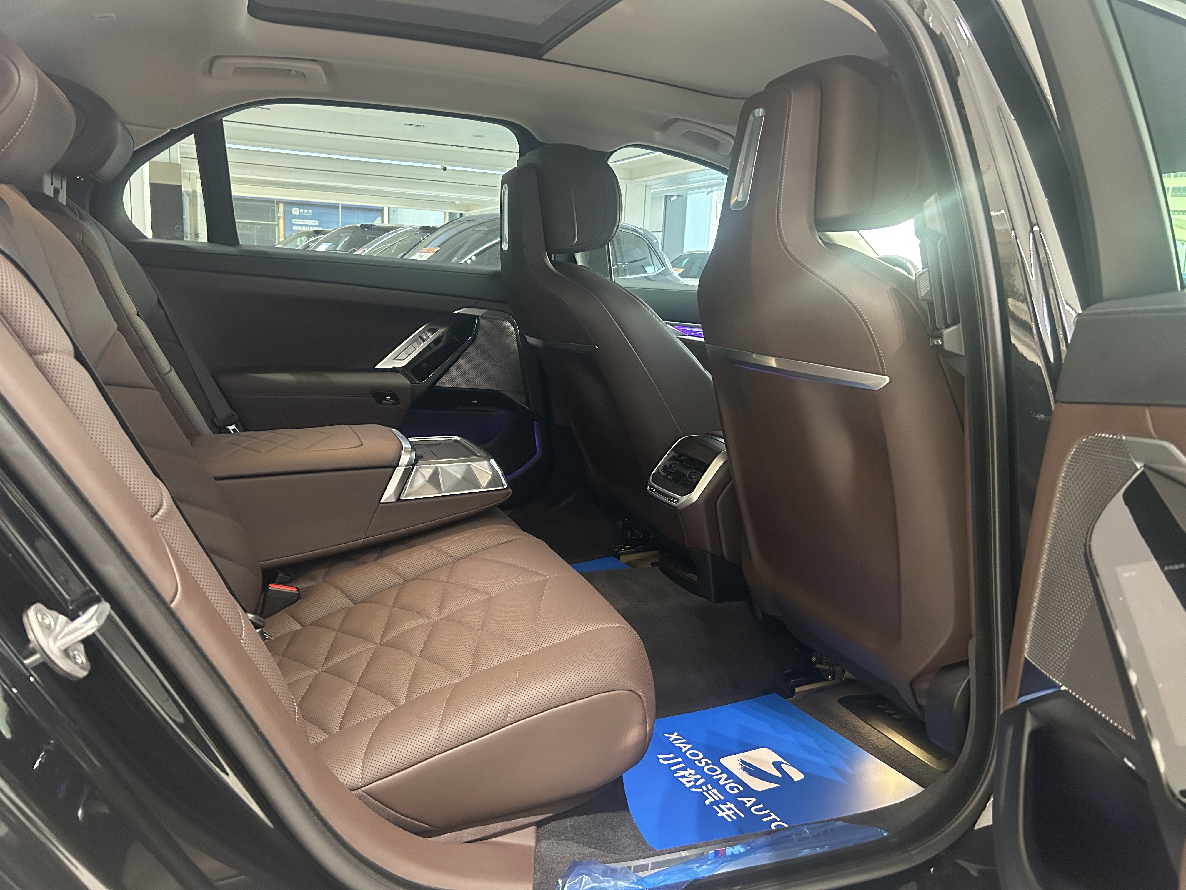 BMW i7 2023 car image #15