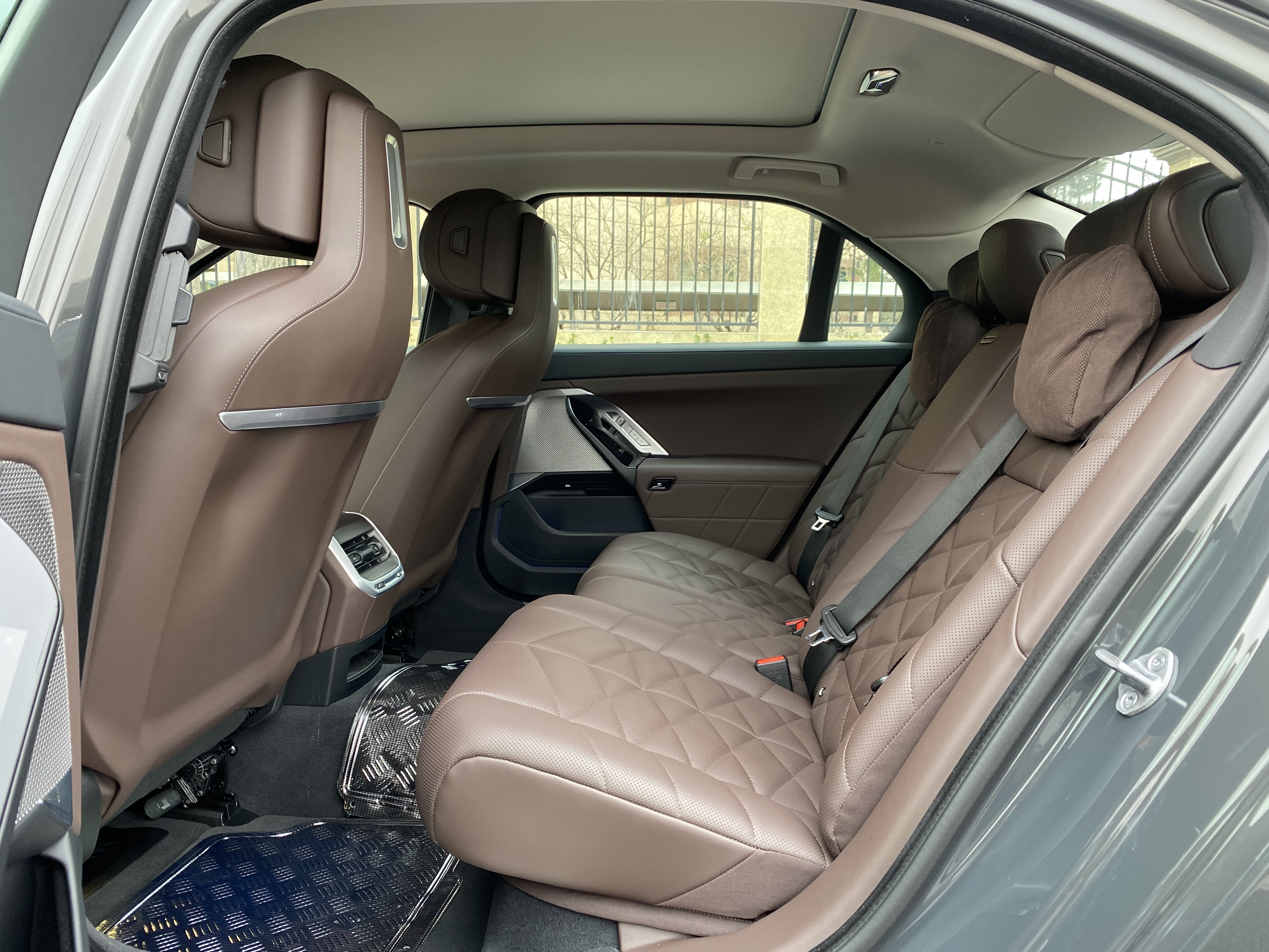 BMW i7 2023 car image #15