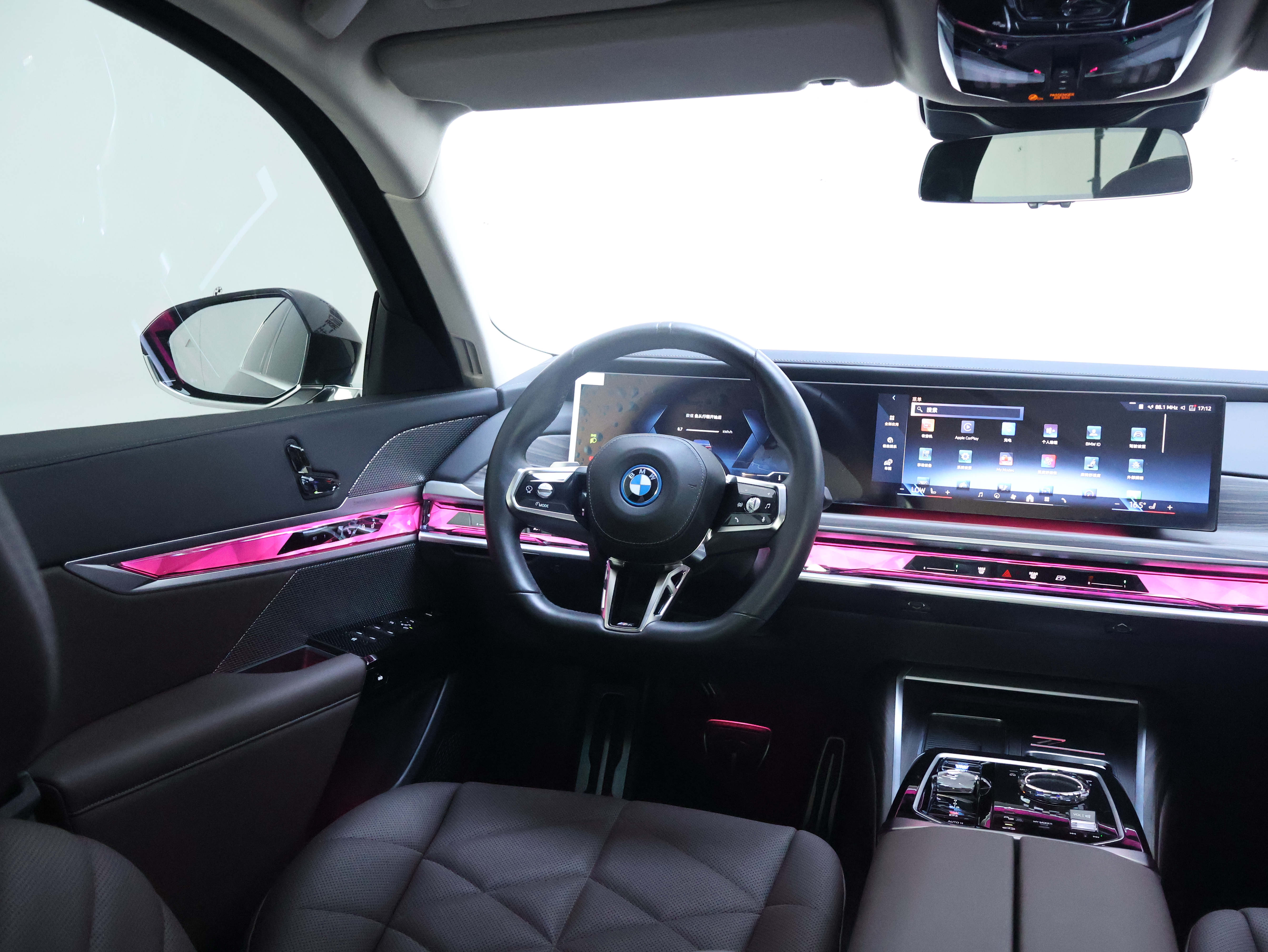 BMW i7 M70L 2024 car image #15