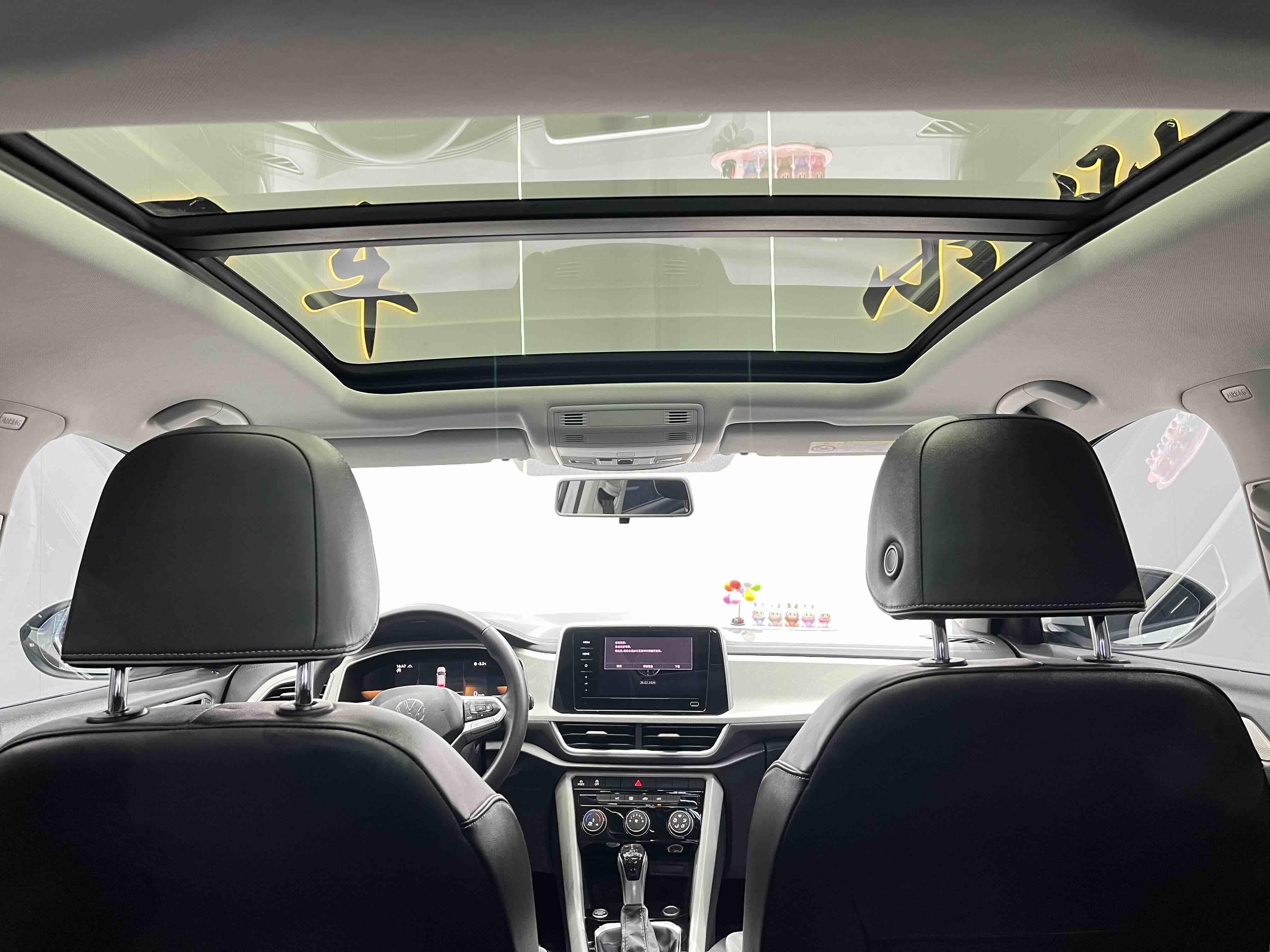 Volkswagen T-Roc 2024 car image #15