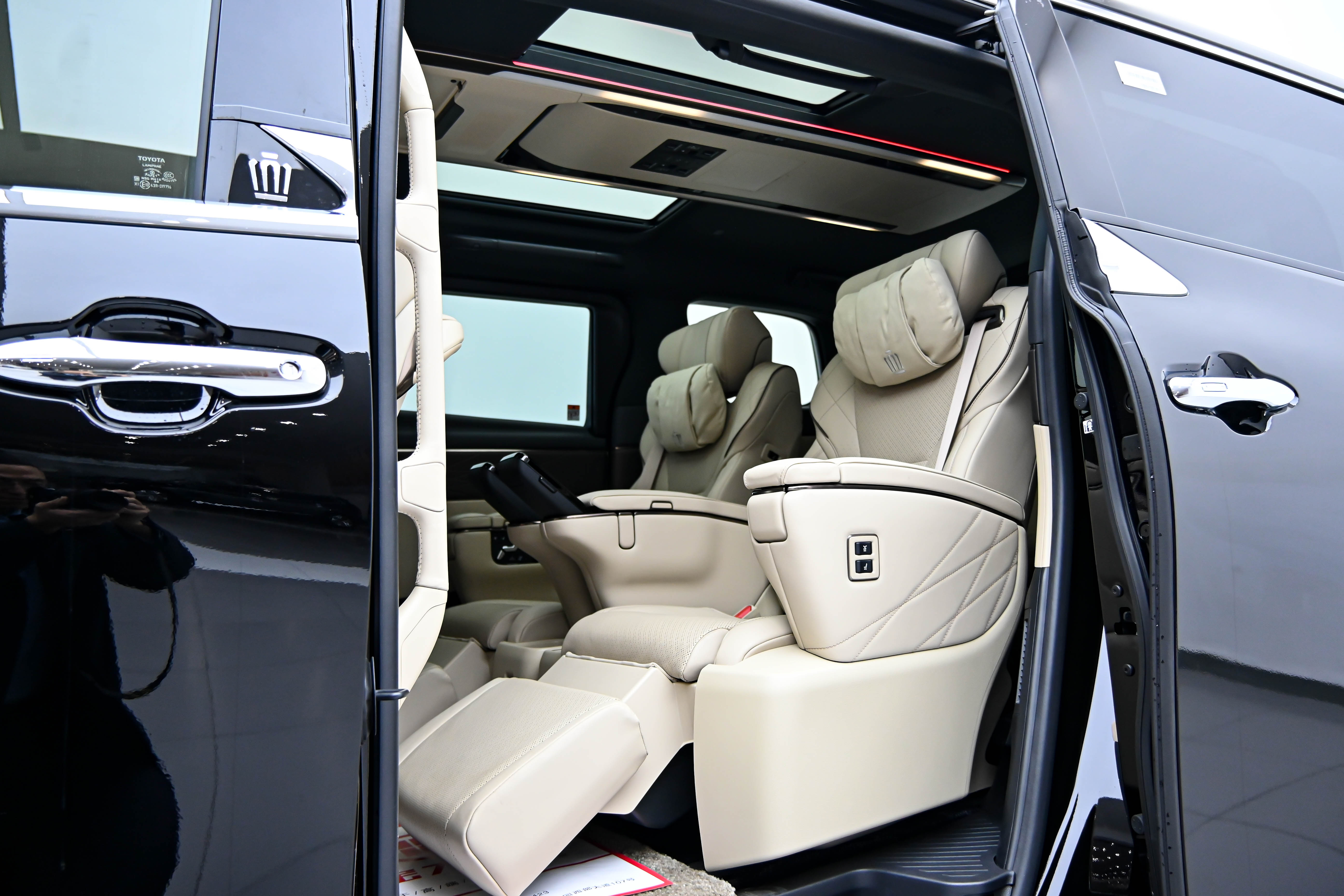 Toyota Vellfire 2026 صورة سيارة #15