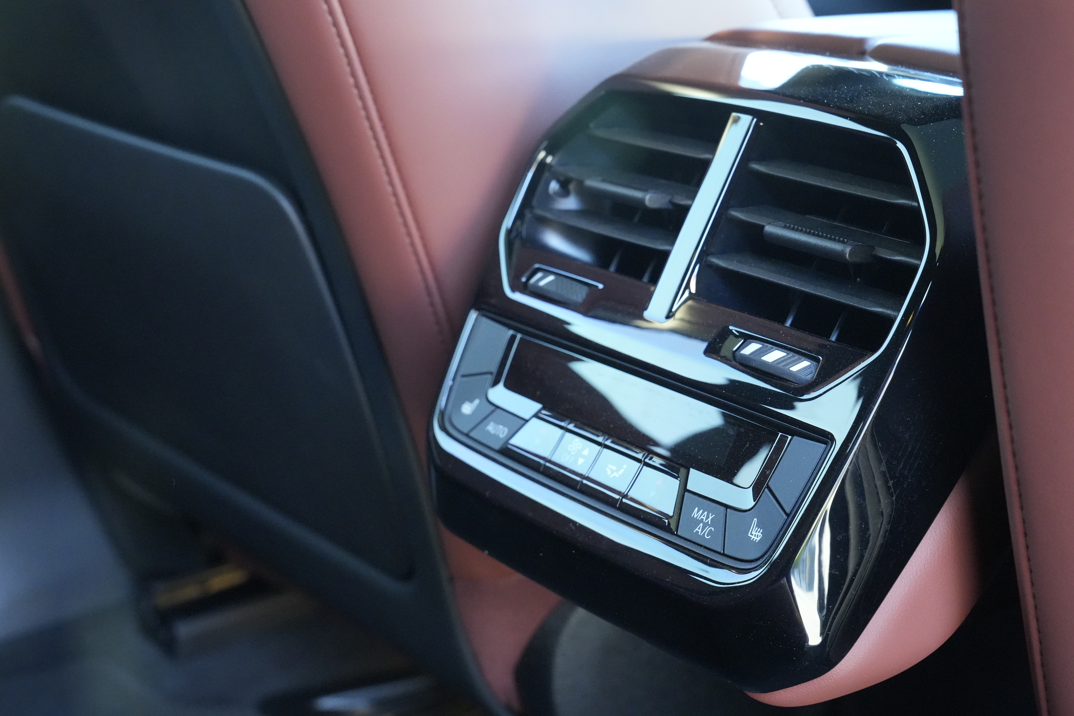 BMW iX M60 2025 car image #15