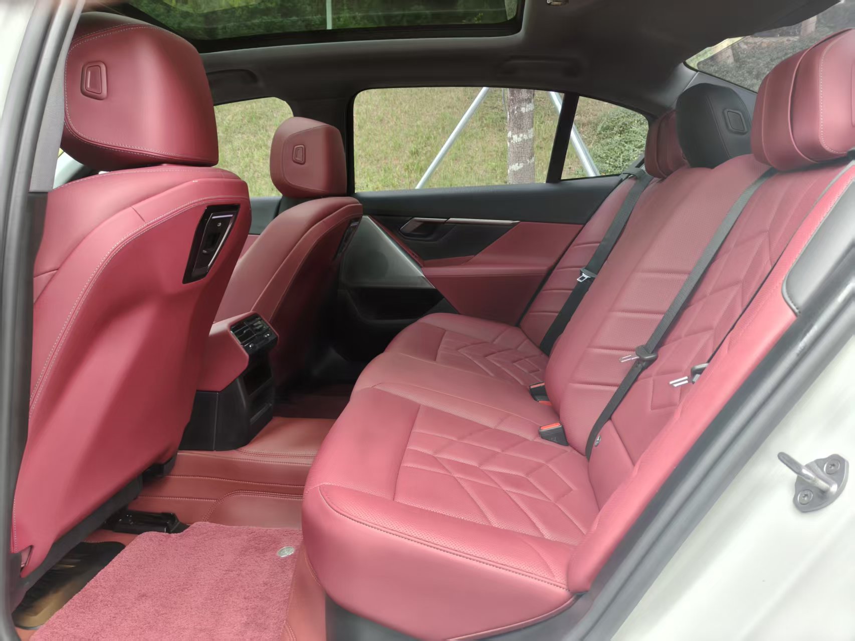 BMW i5 M60 2024 car image #15