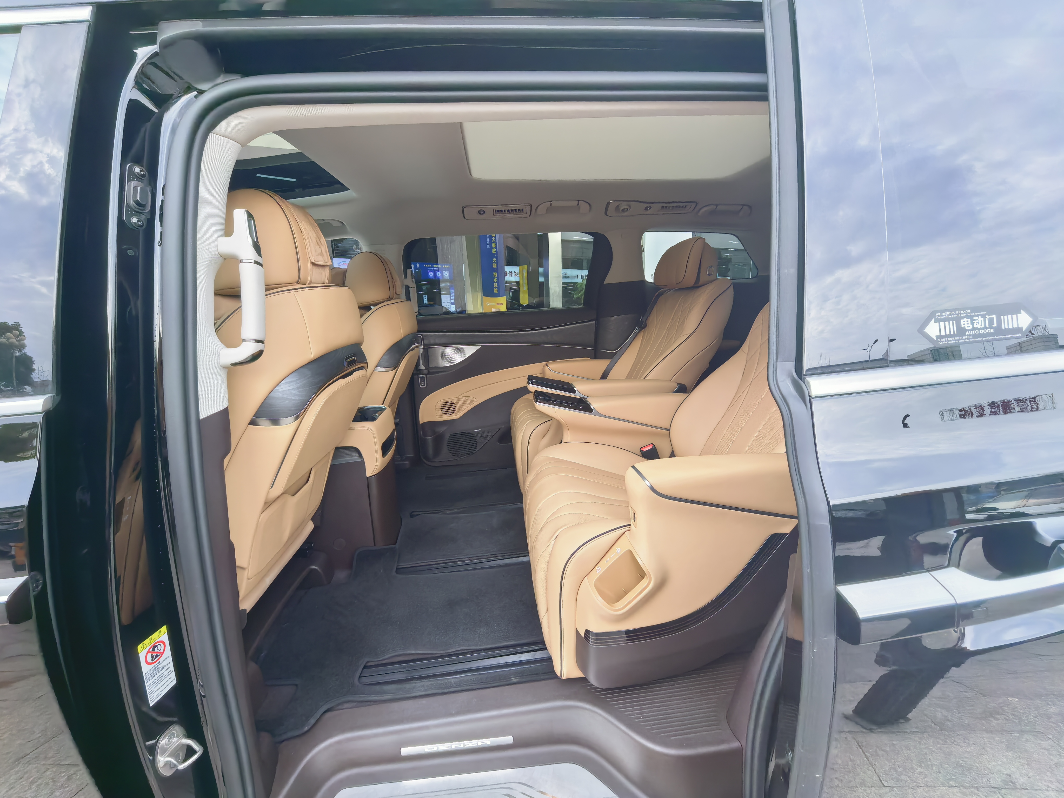 Denza D9 2024 car image #15