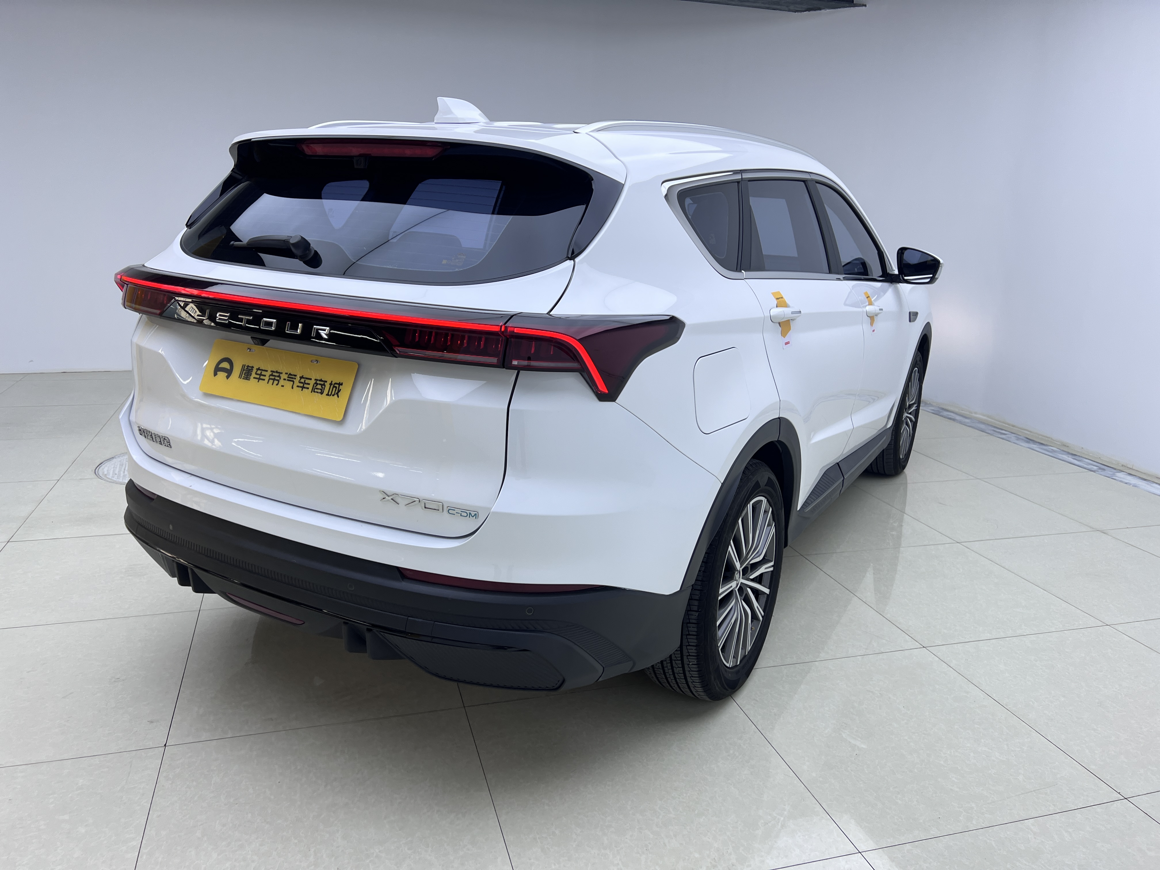 X70 C-DM 2024 car image #15