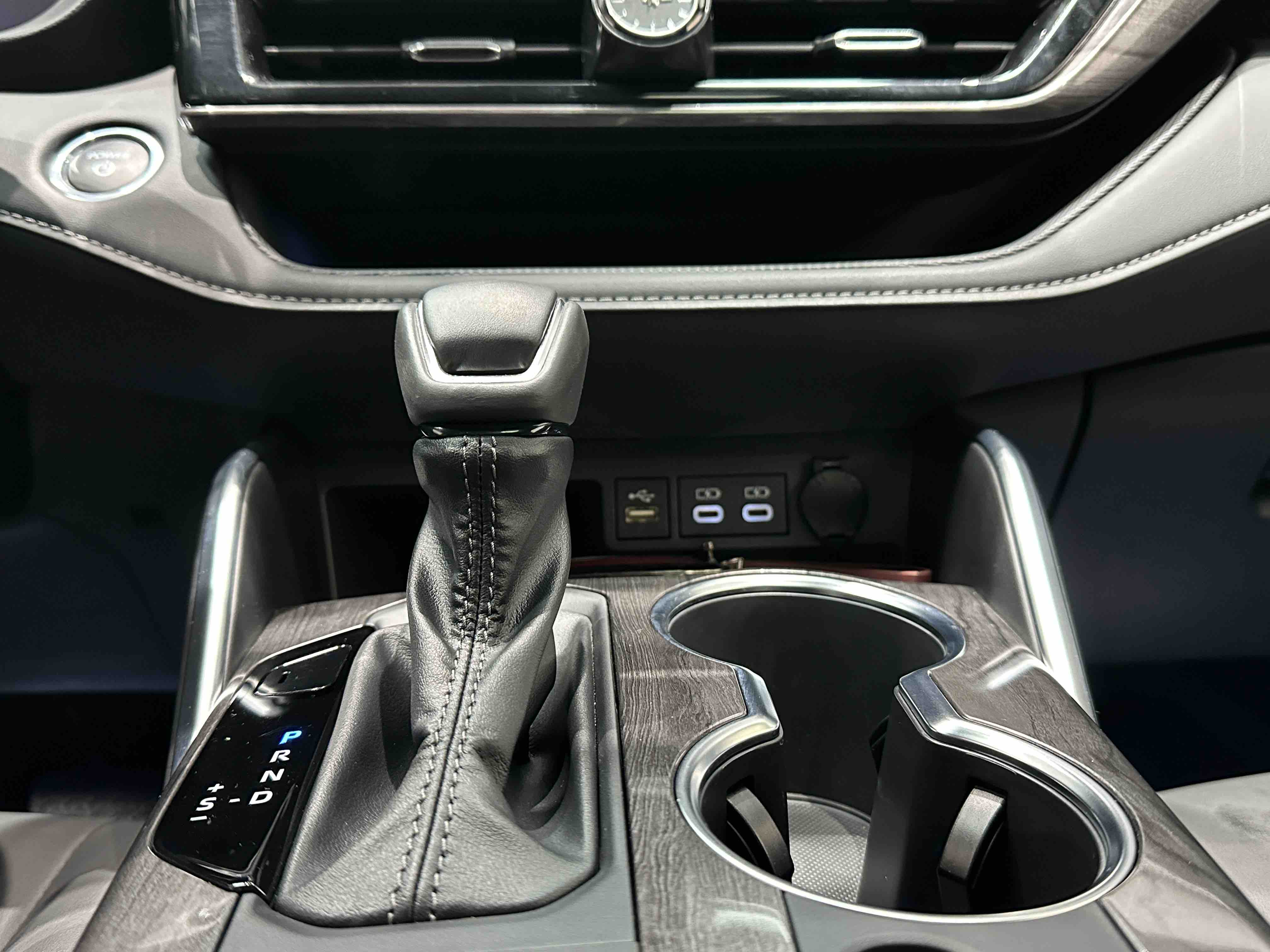 Toyota Crown Kluger 2025 #15 Toyota Crown Kluger 2025 car image #15