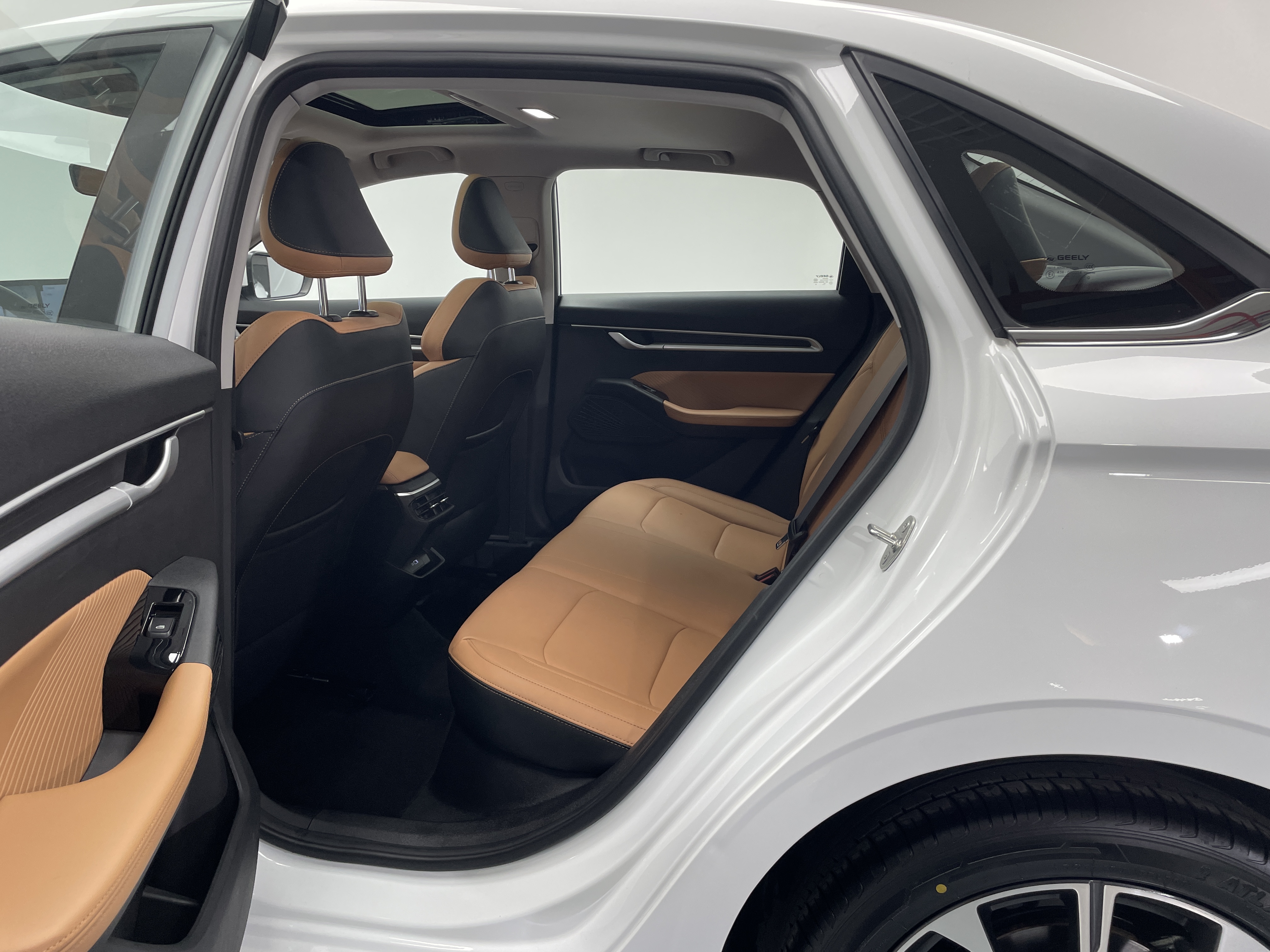 Emgrand 2024 car image #15