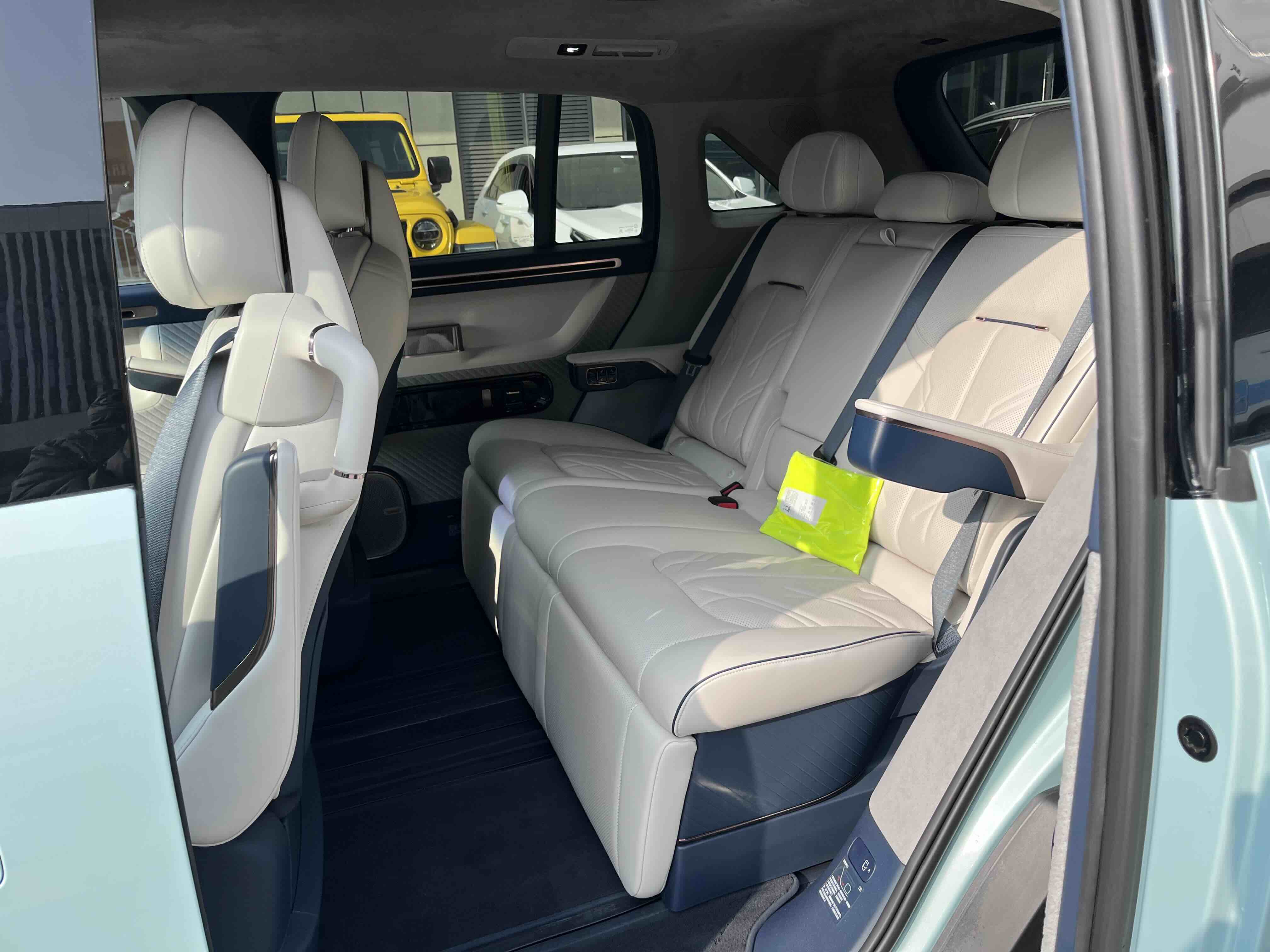 极氪 极氪MIX 2024 汽车图片 #15