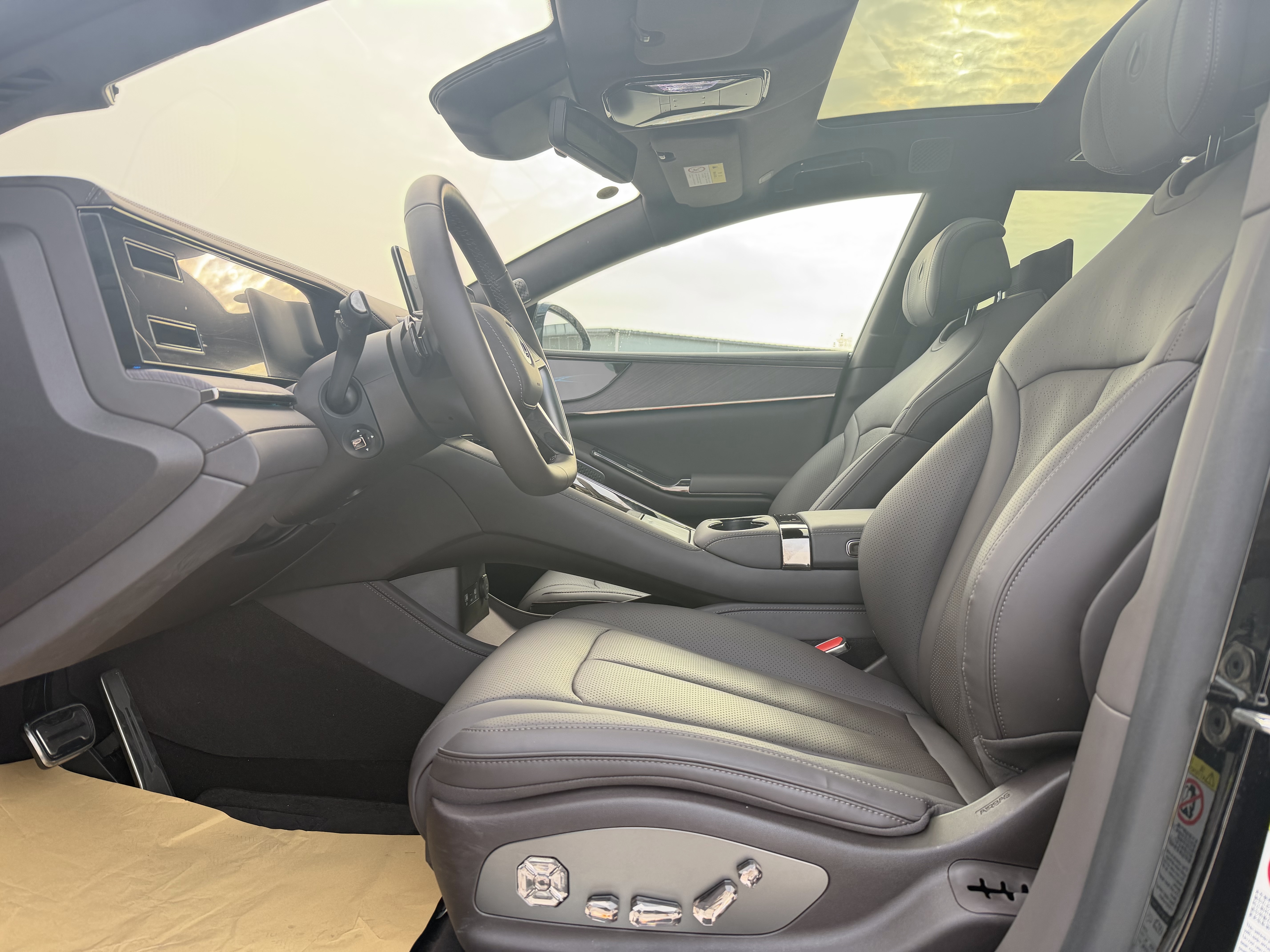 Denza Z9 2024 car image #15