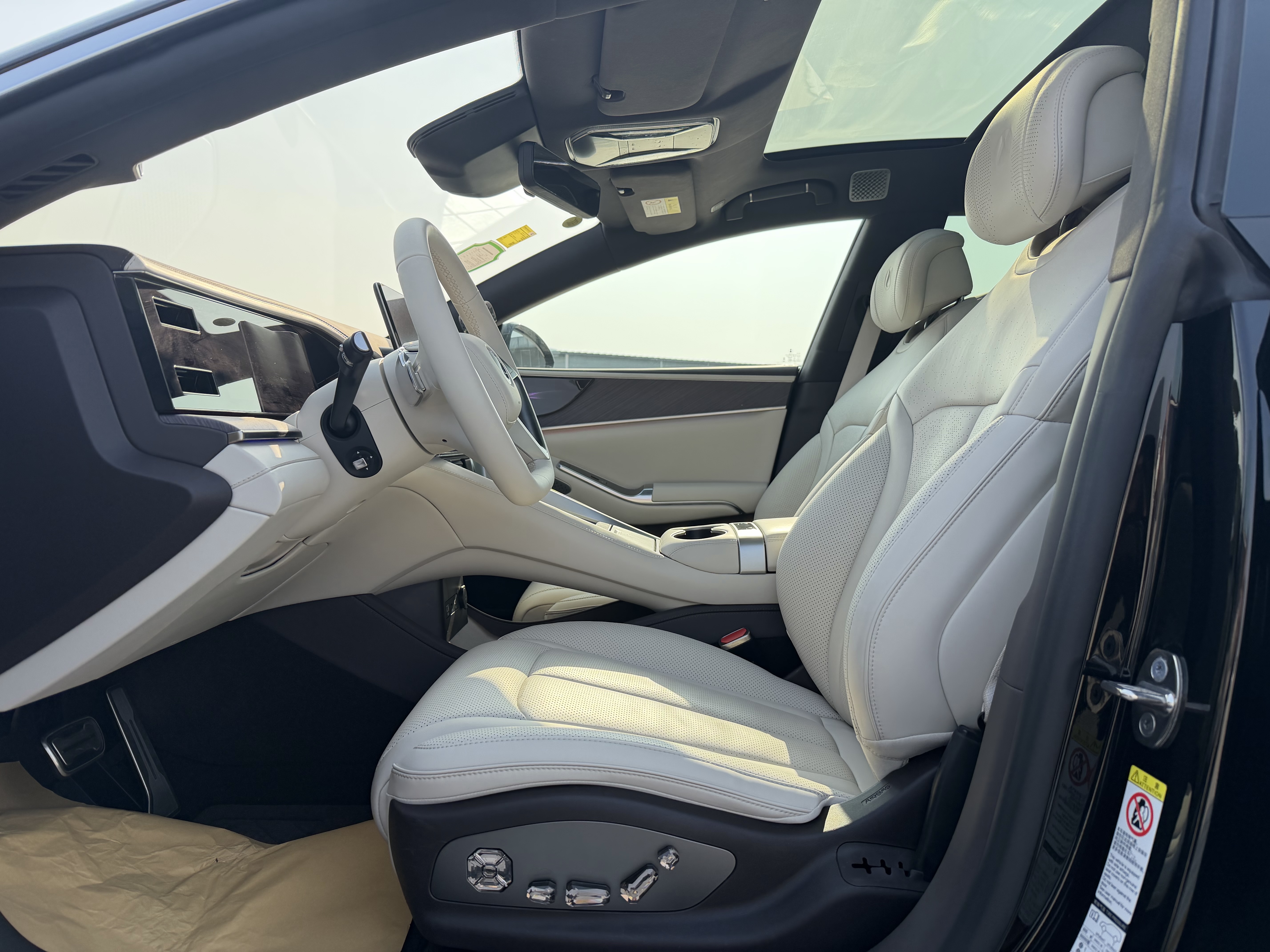 Denza Z9 2025 car image #15