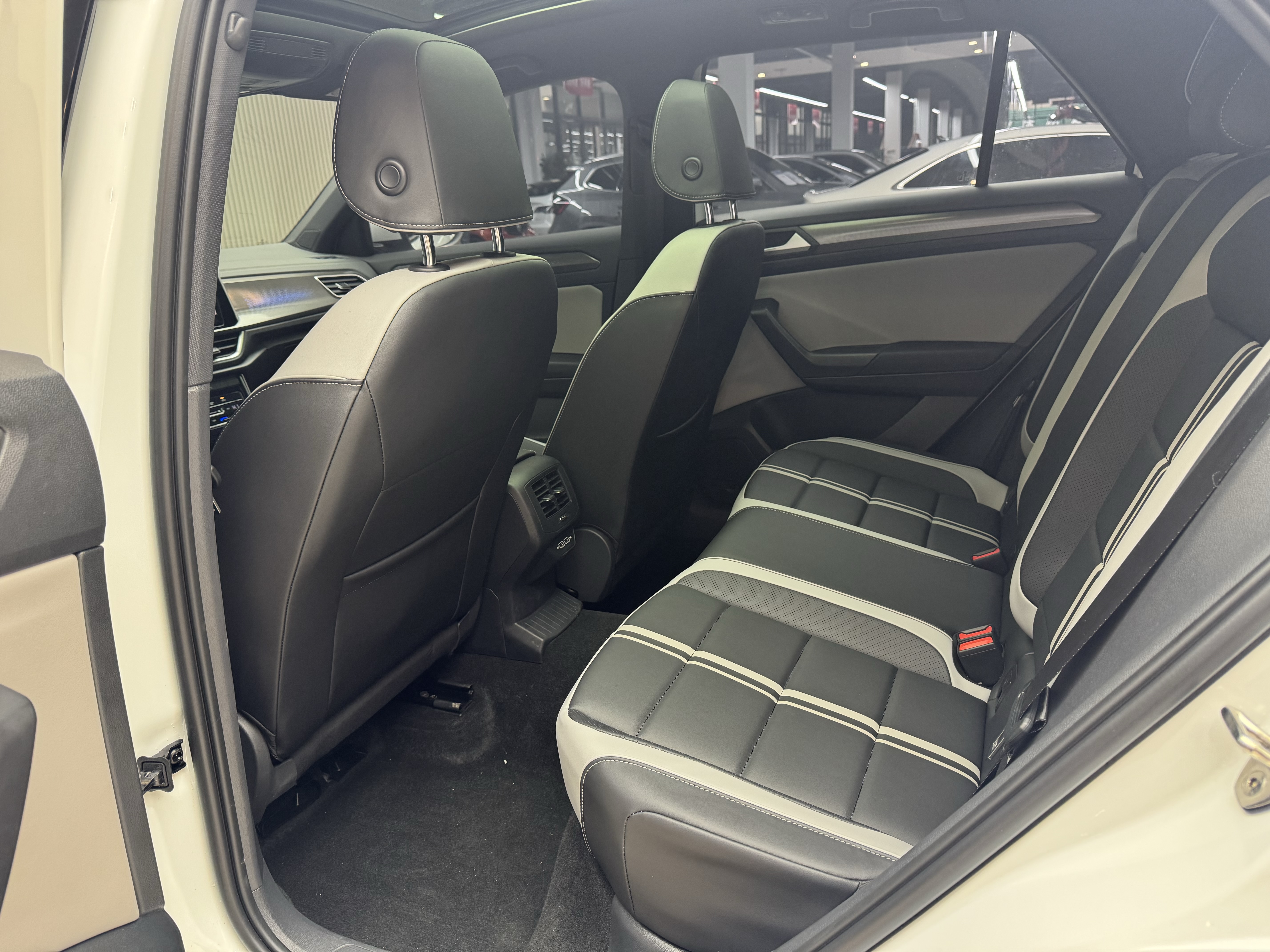 T-Roc 2025 car image #15