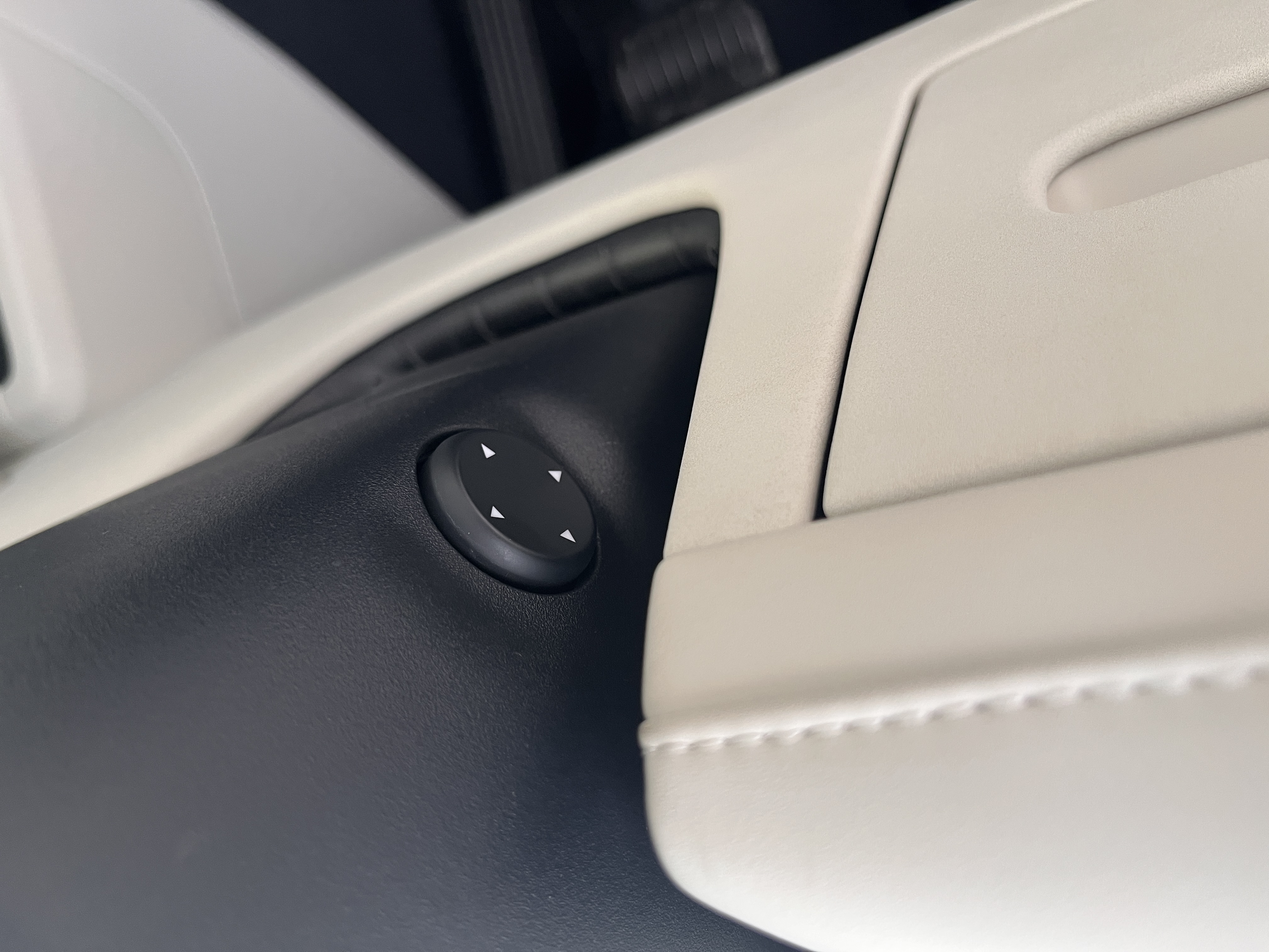 Lynk & Co 900 2025 car image #15