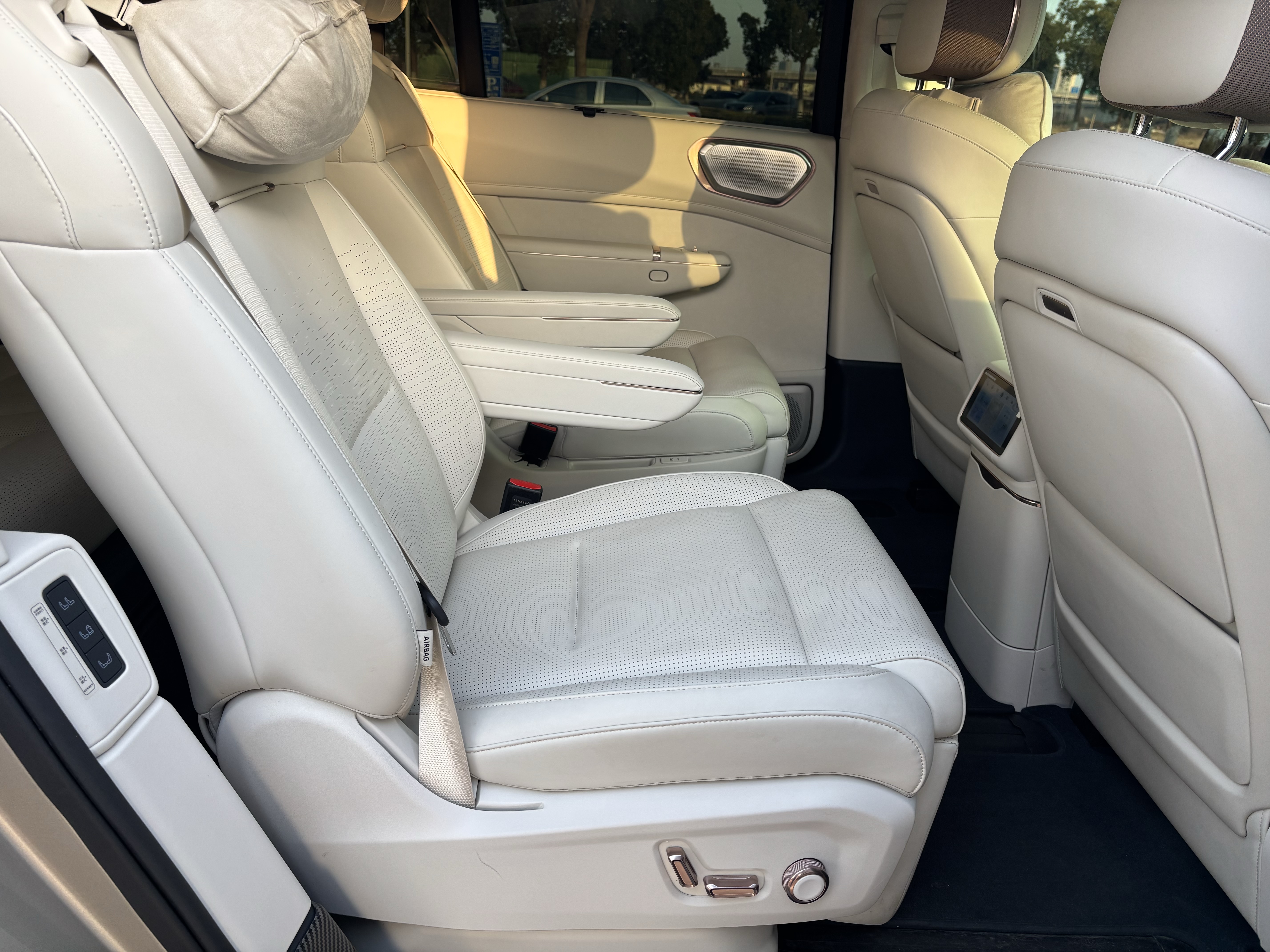 Lynk & Co 900 2025 car image #15