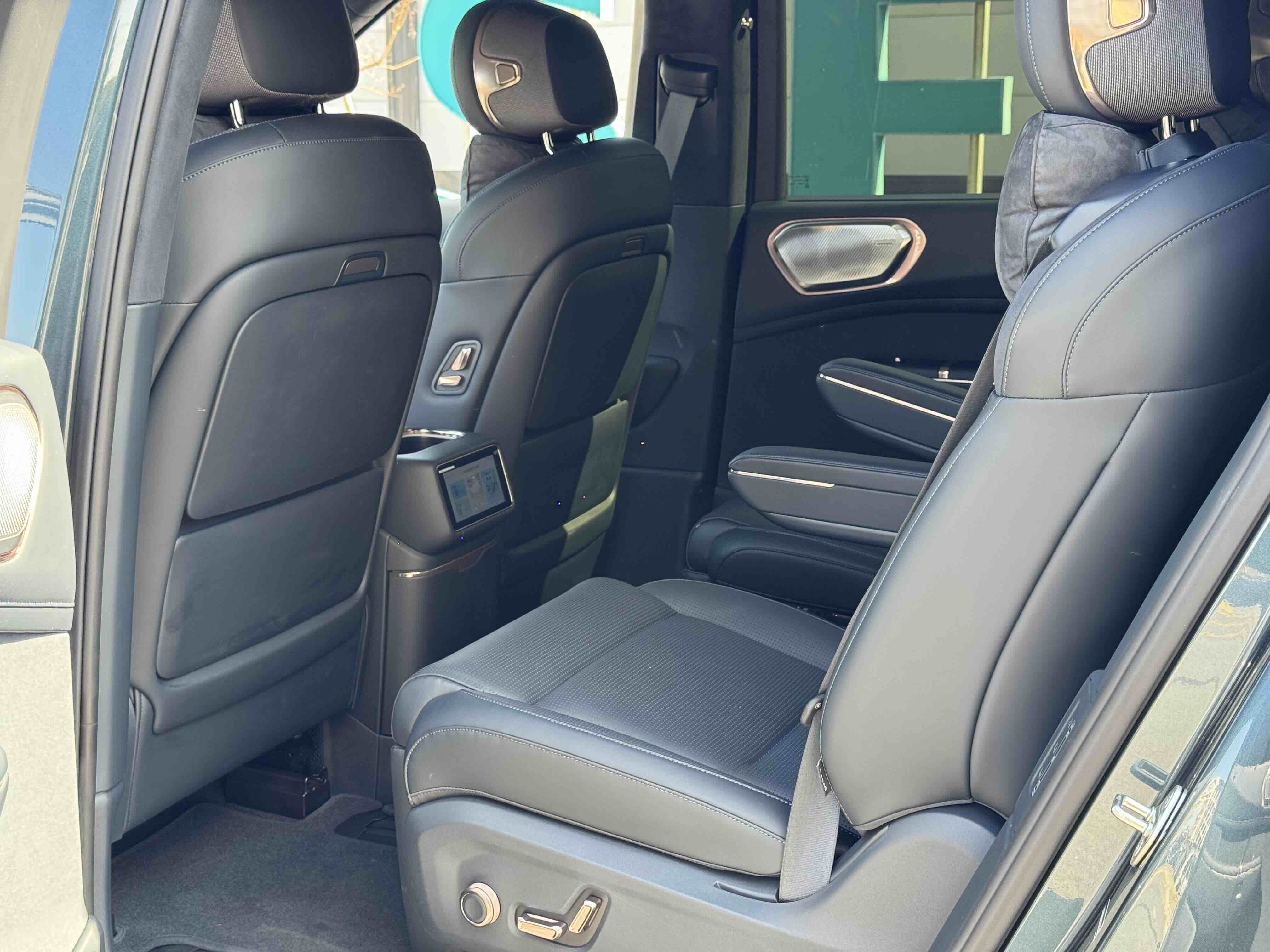 Lynk & Co 900 2025 car image #15