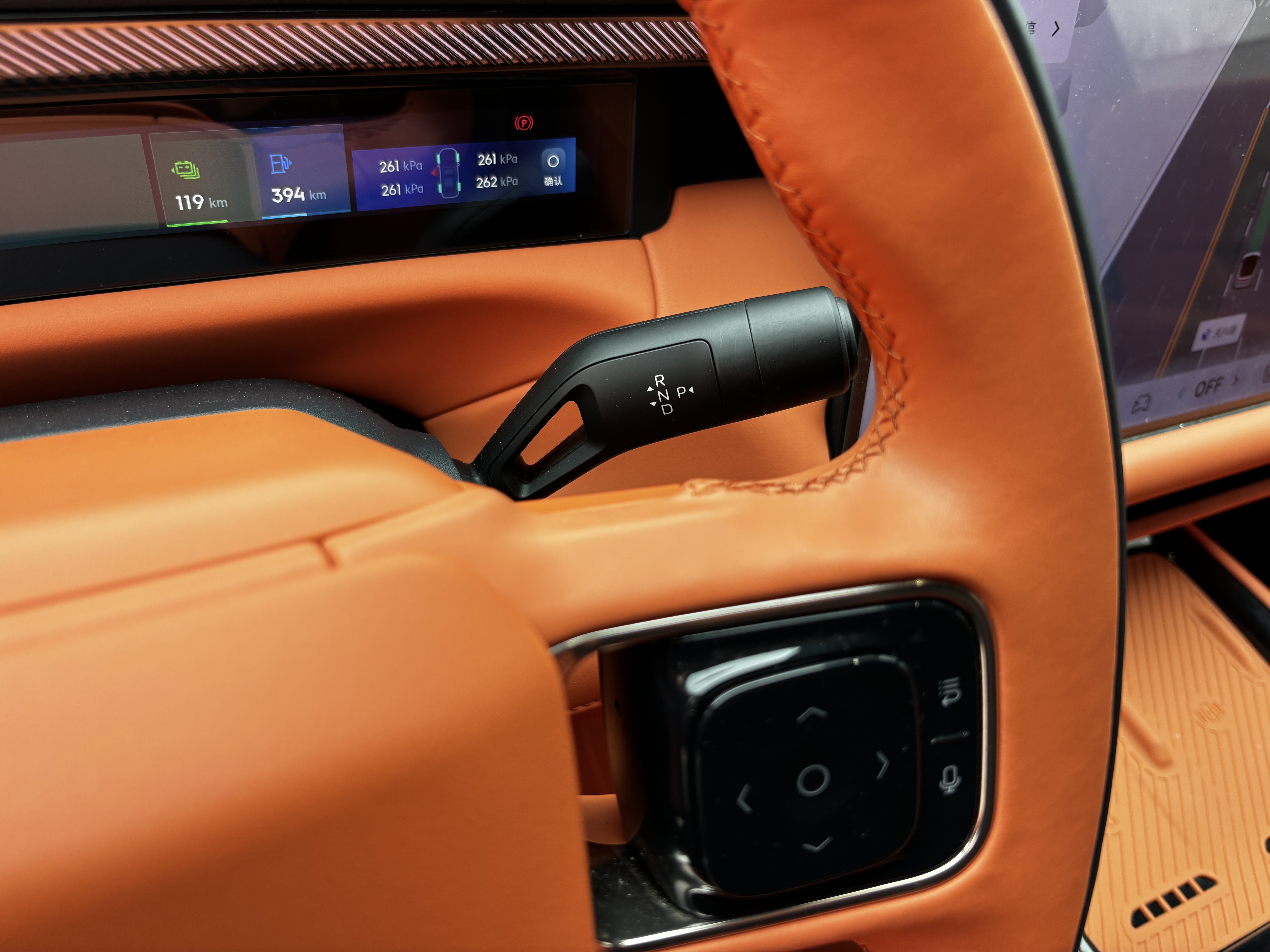 Lynk & Co 900 2025 car image #15