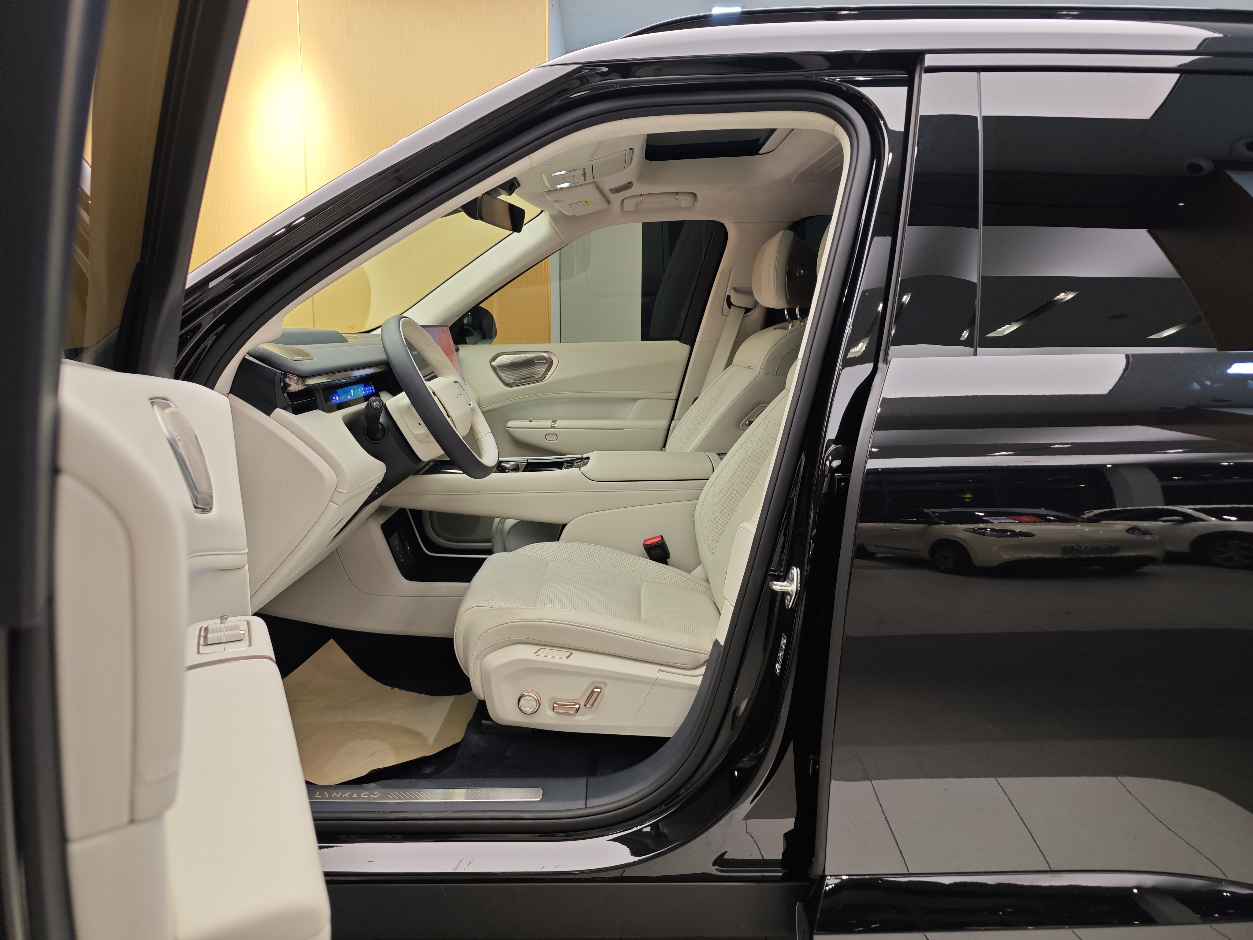Lynk & Co 900 2025 car image #15